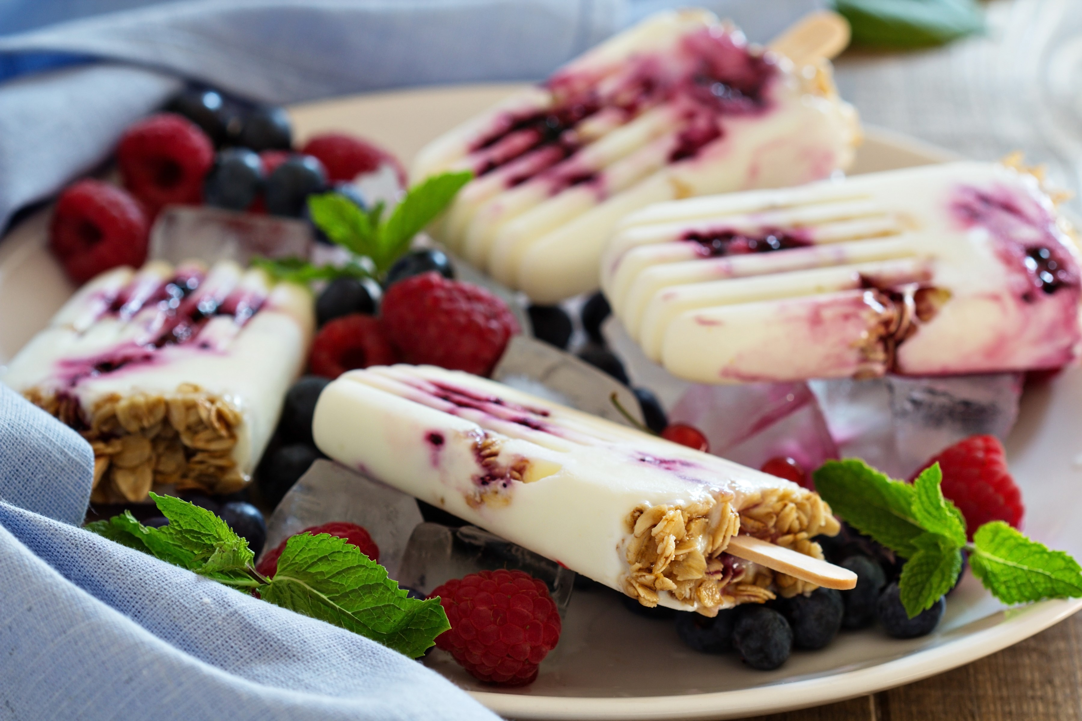 Yogurt popsicles with berries and granola HD Wallpaper