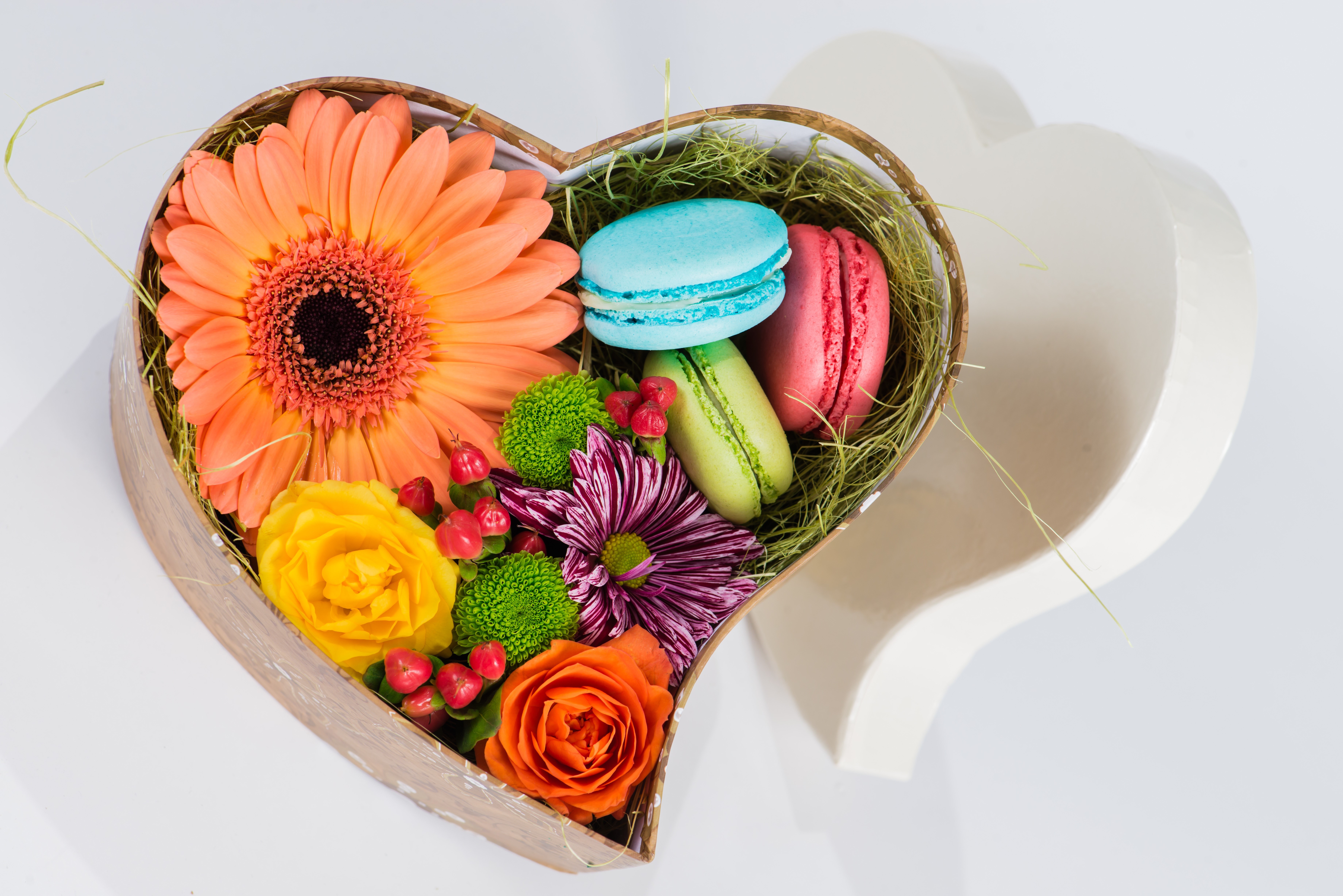 Heart-shaped box with gerberas and macarons HD Wallpaper