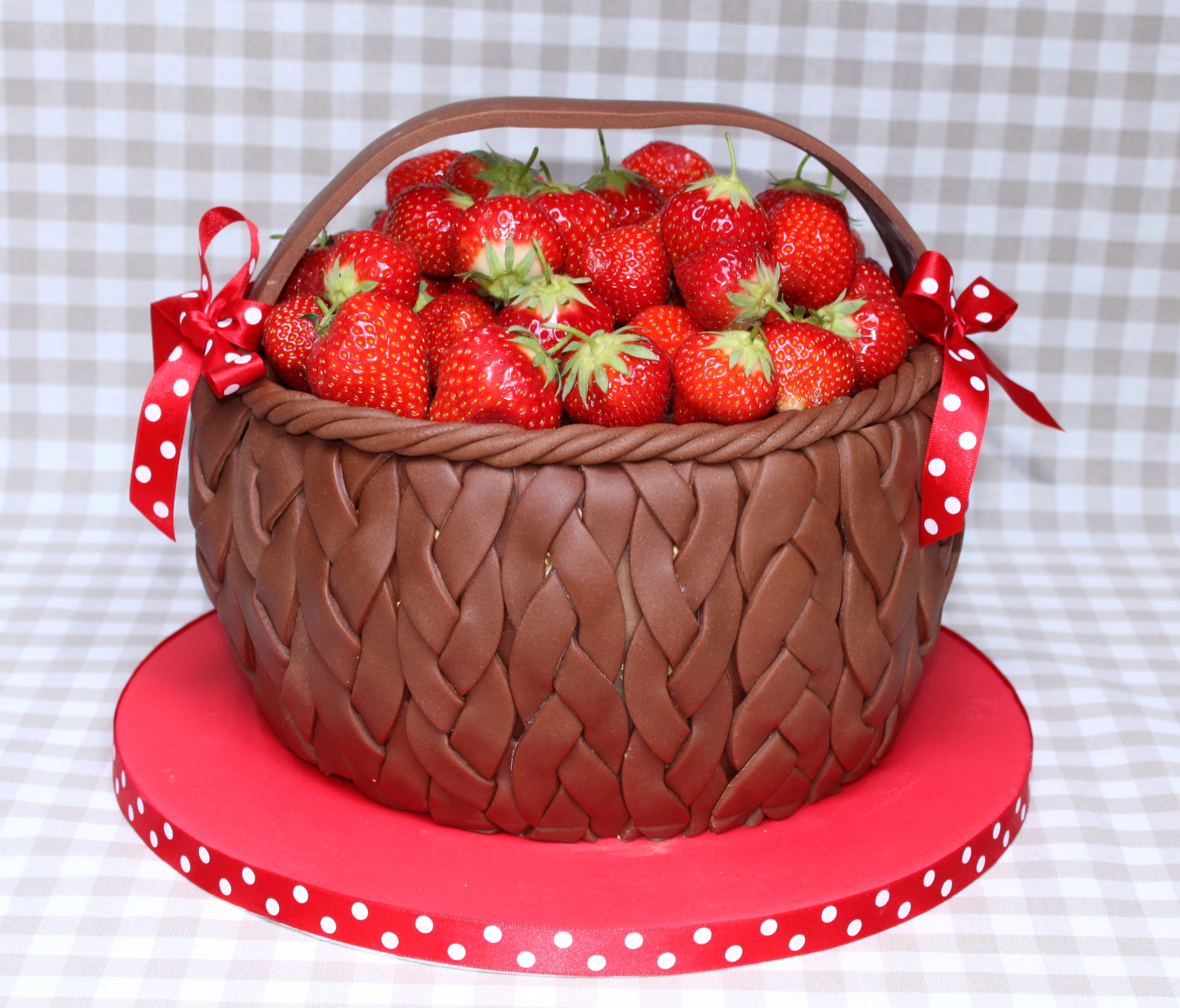 Chocolate wicker basket cake with strawberries HD Wallpaper