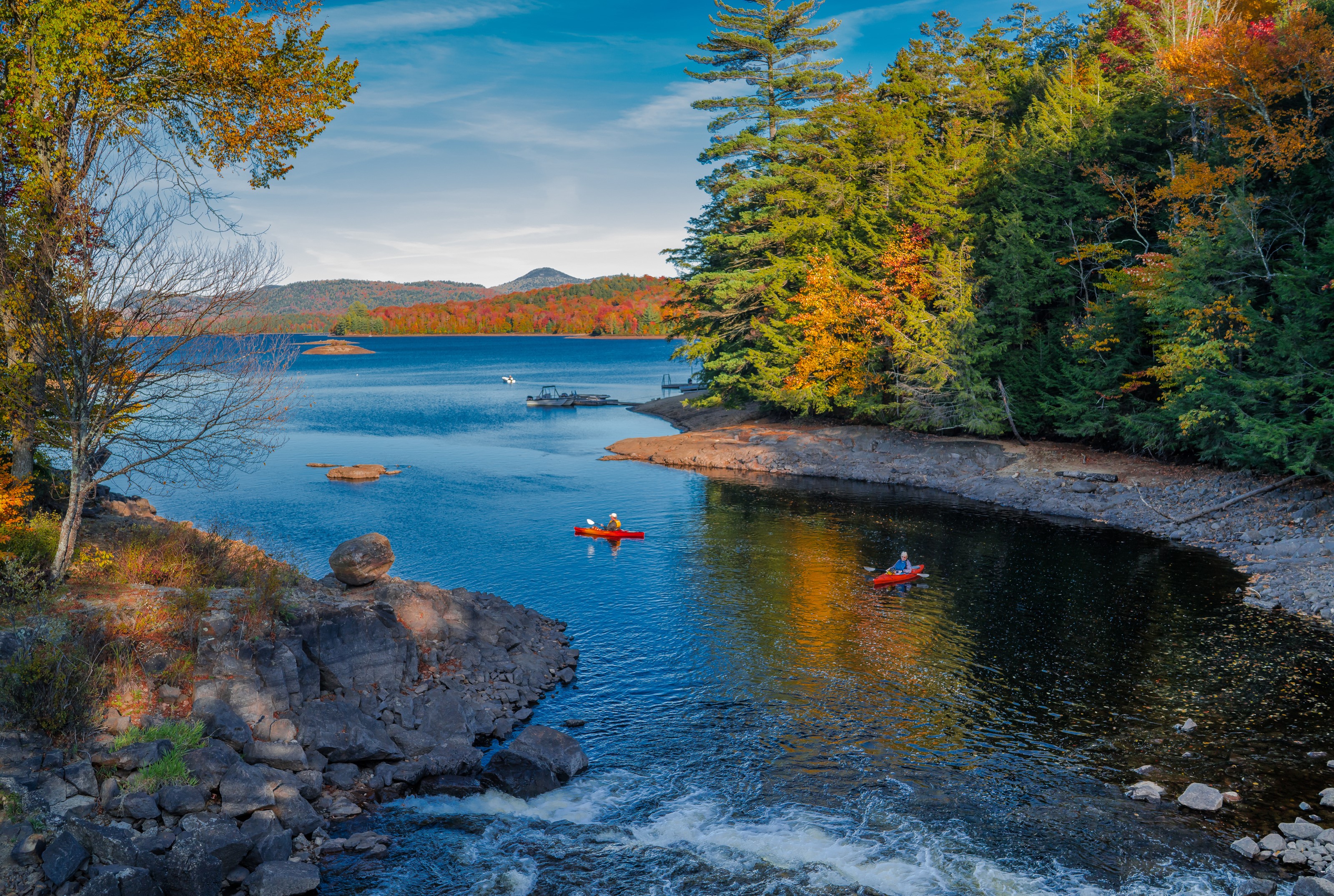 Kayakers on a lake in Speculator, USA during autumn HD Wallpaper