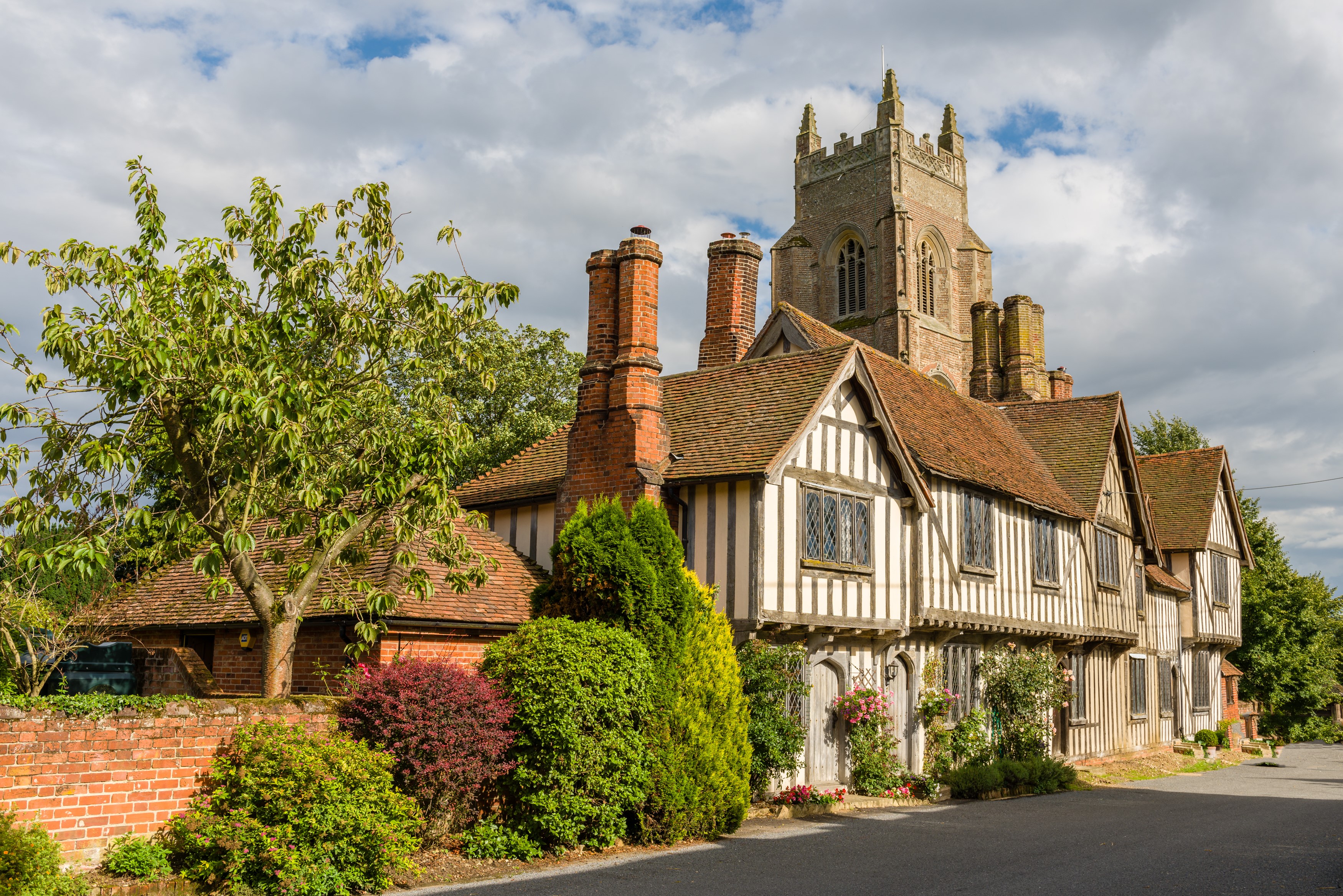 Tudor houses and church in Stoke By Nayland, Suffolk, UK HD Wallpaper