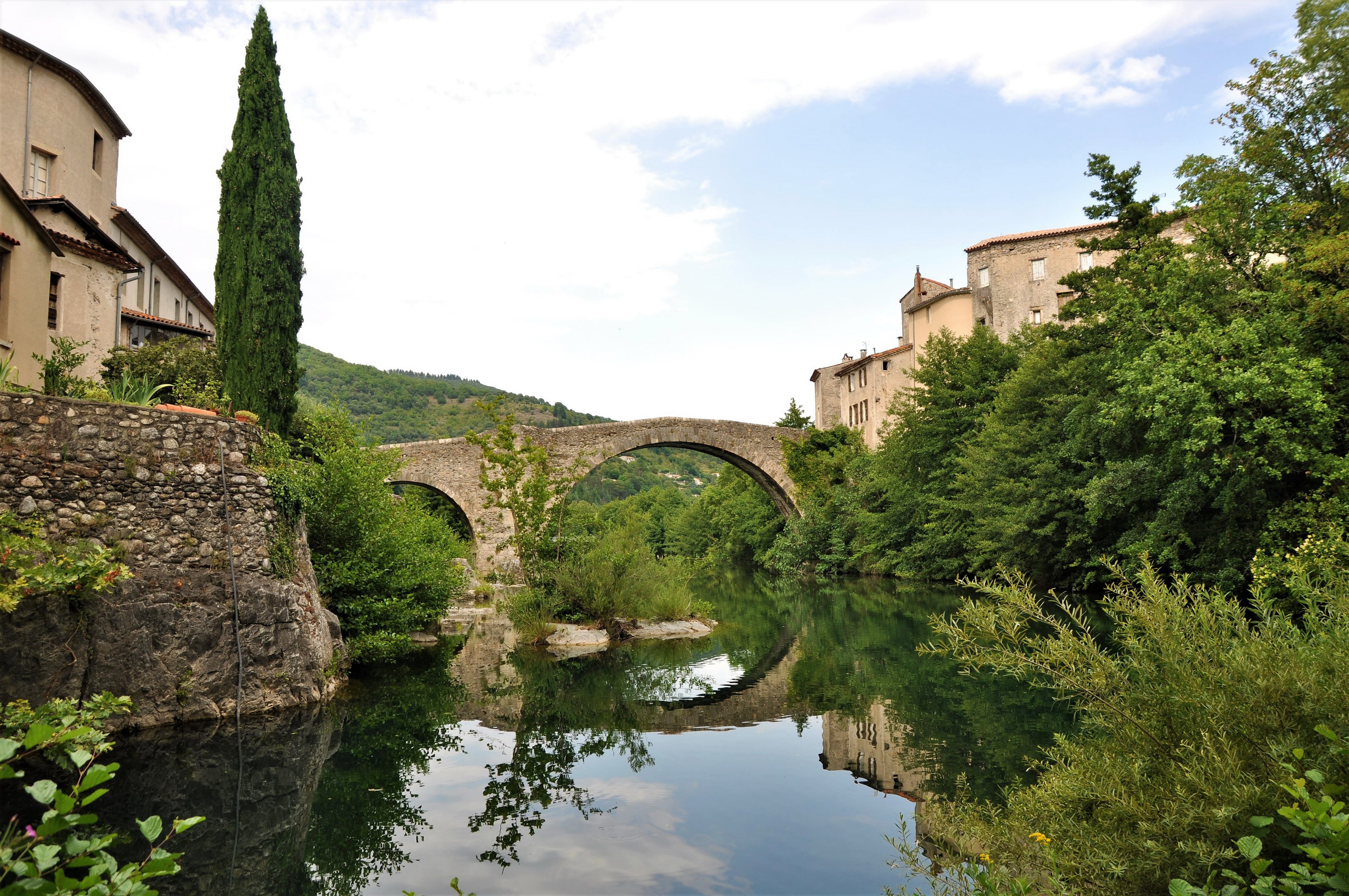 Stone bridge over a river in Le Vigan, France HD Wallpaper
