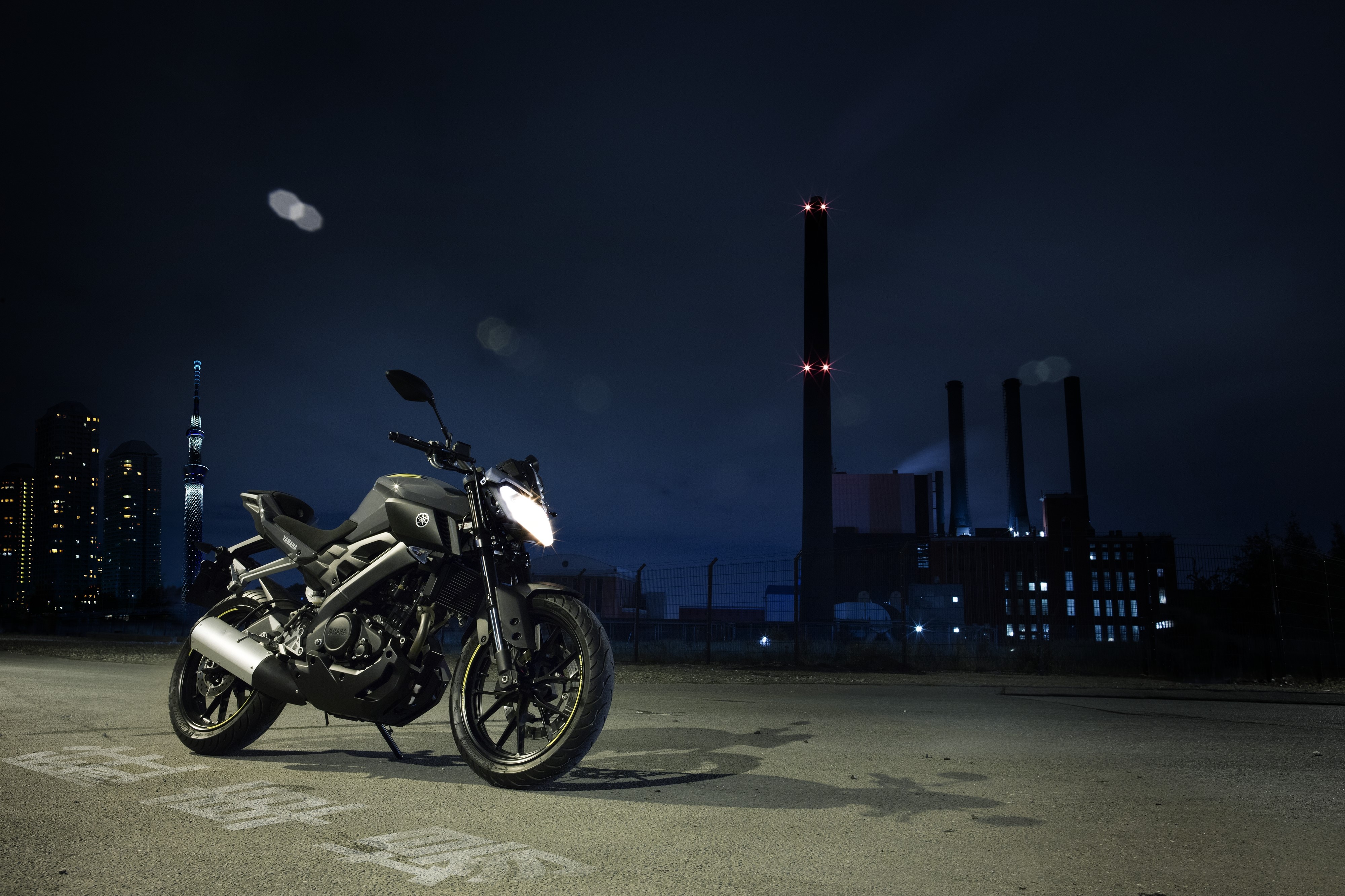 2016-17 Yamaha MT-125 Motorcycle at Night HD Wallpaper