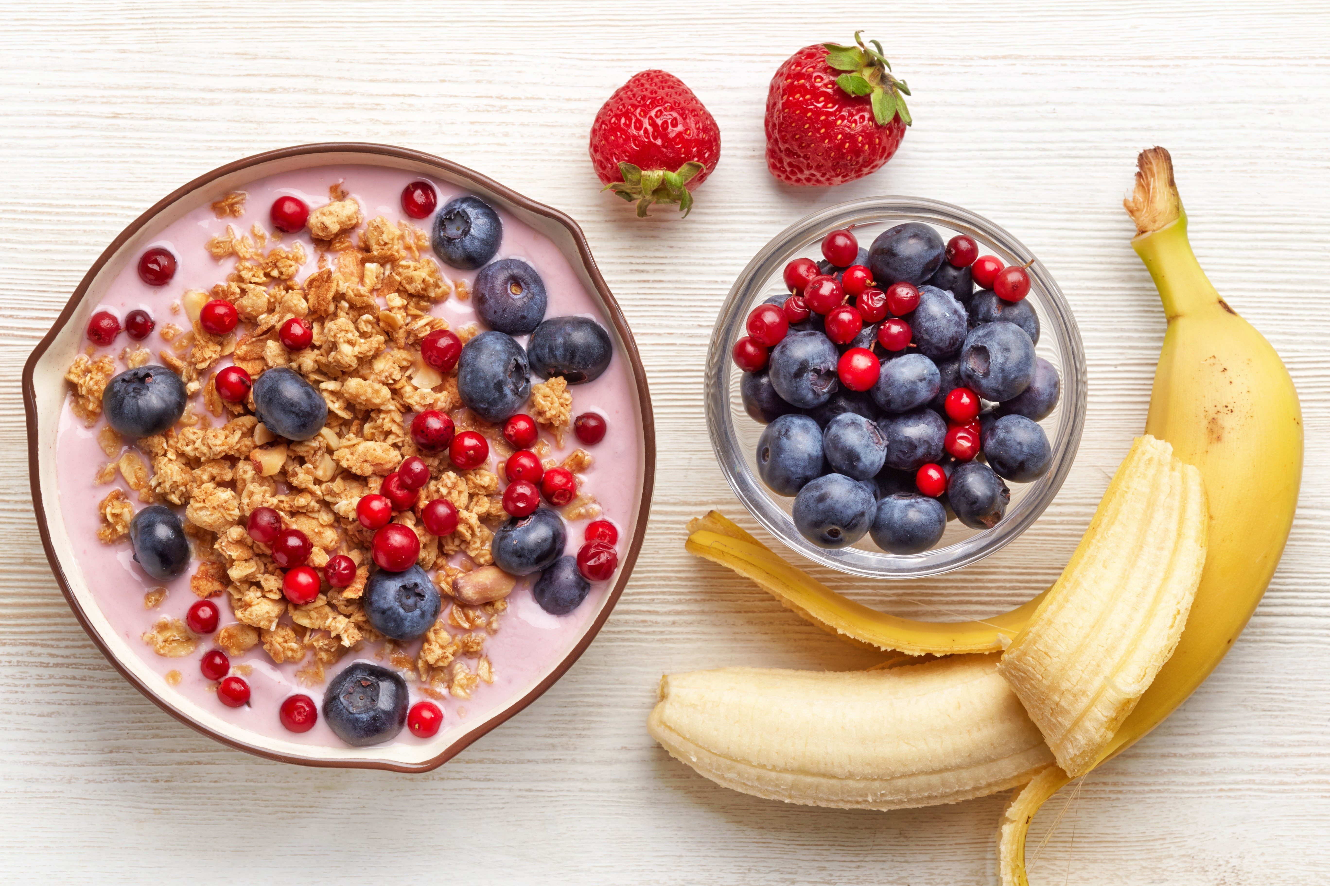 Bowl of muesli with berries and banana HD Wallpaper