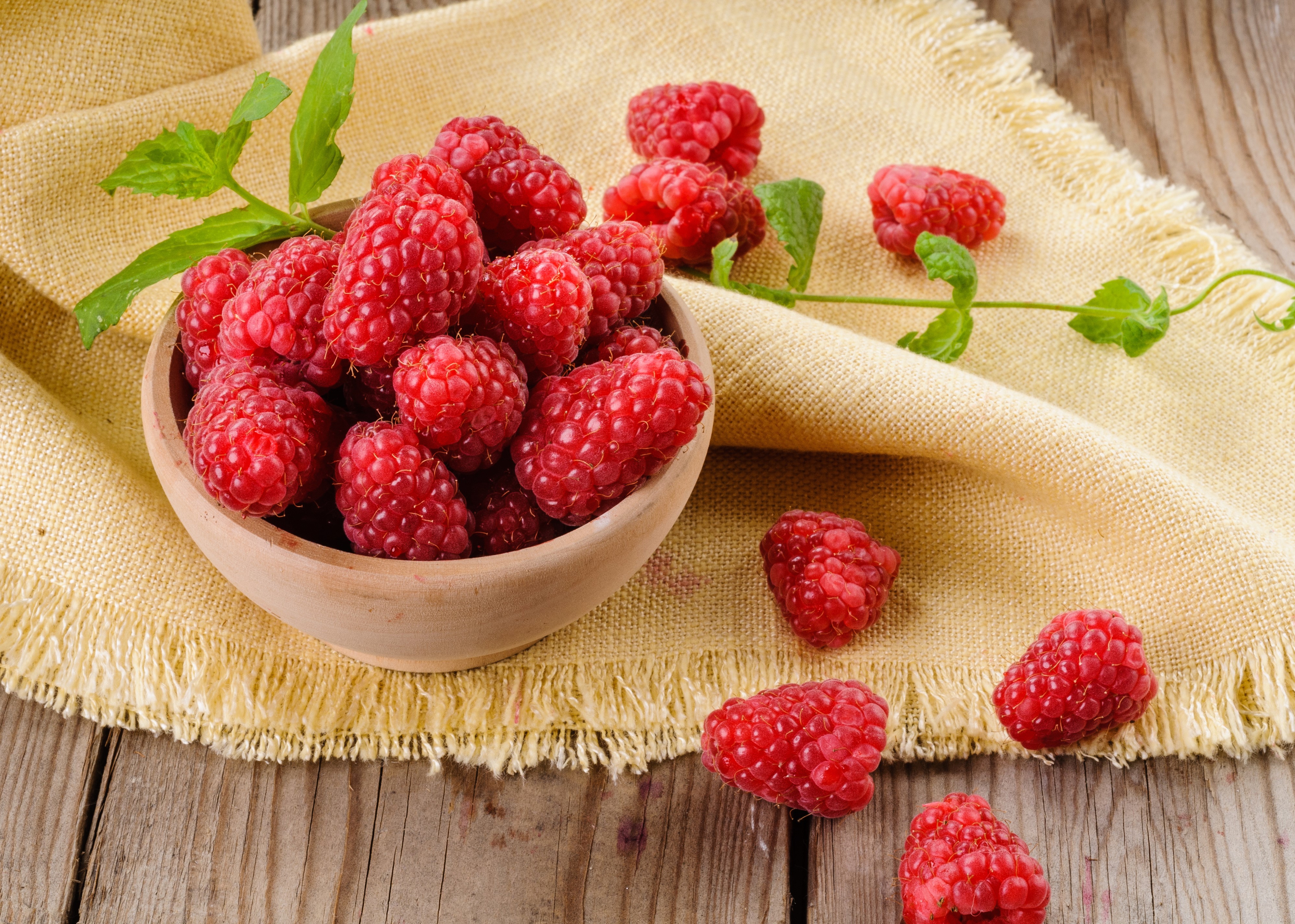 Raspberries in a bowl on a cloth HD Wallpaper