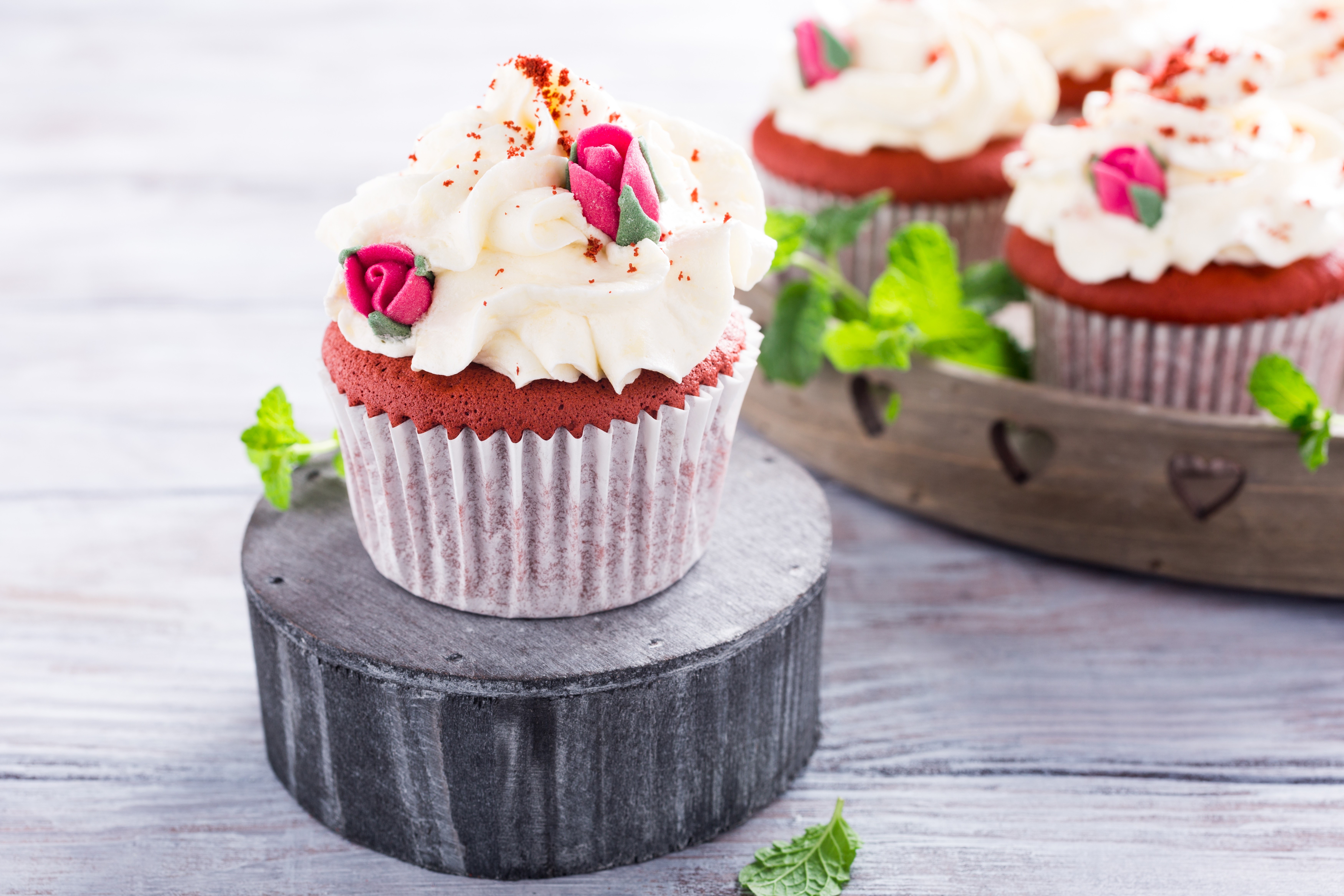 Red velvet cupcakes with cream cheese frosting and rose decorations HD Wallpaper