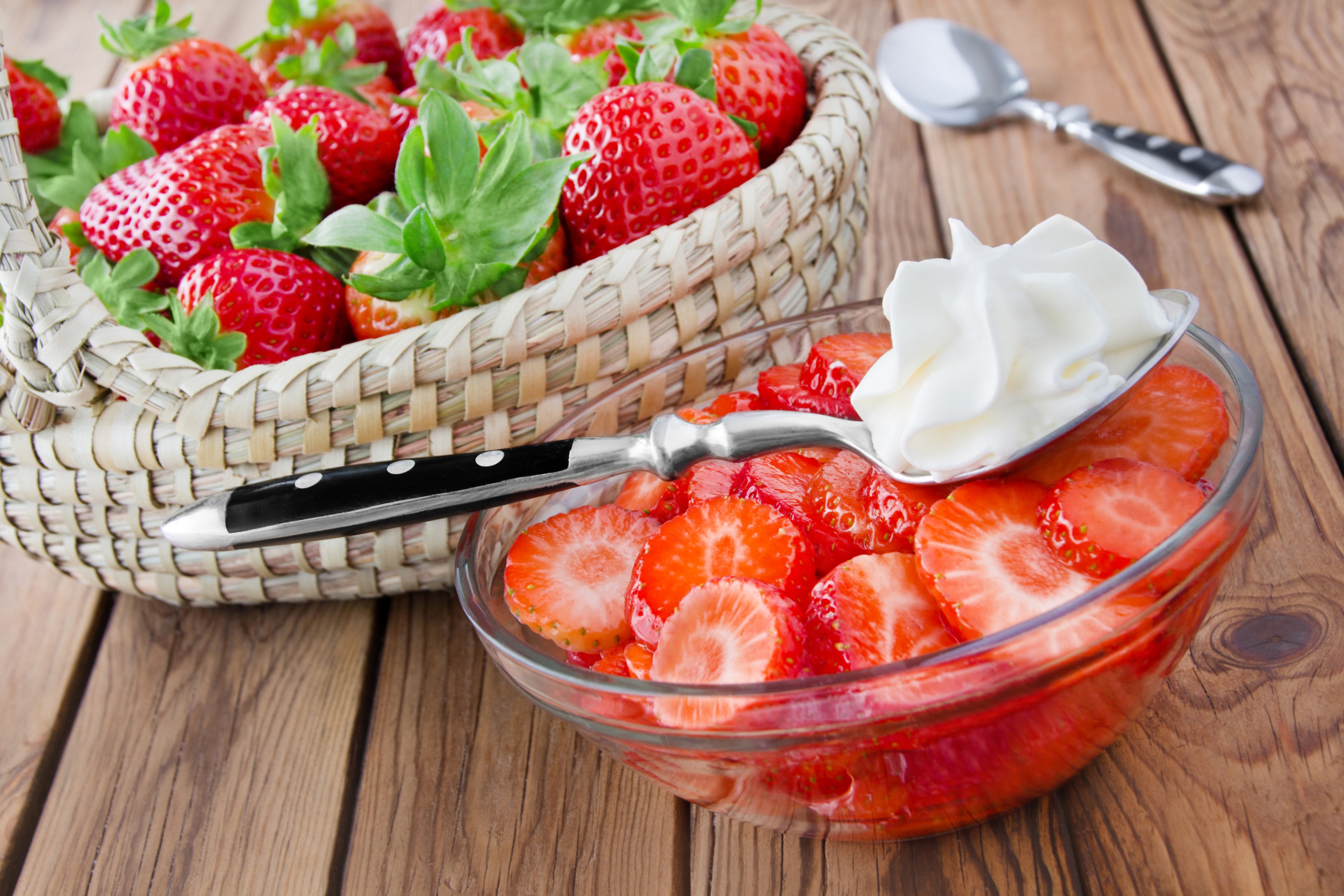 Strawberries in a basket with whipped cream HD Wallpaper