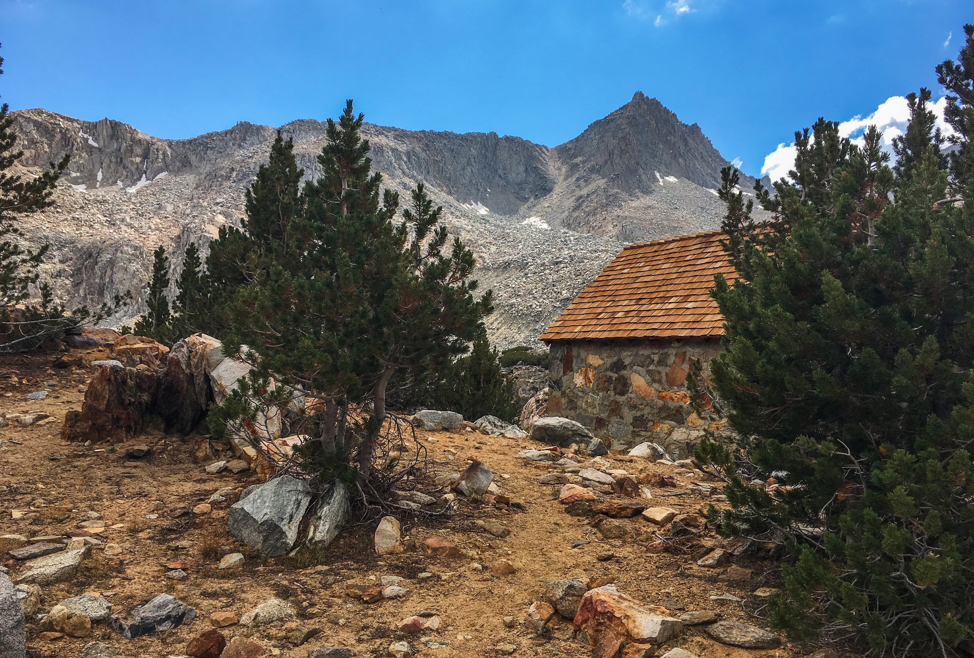 Stone cabin in the mountains near Bishop, California HD Wallpaper
