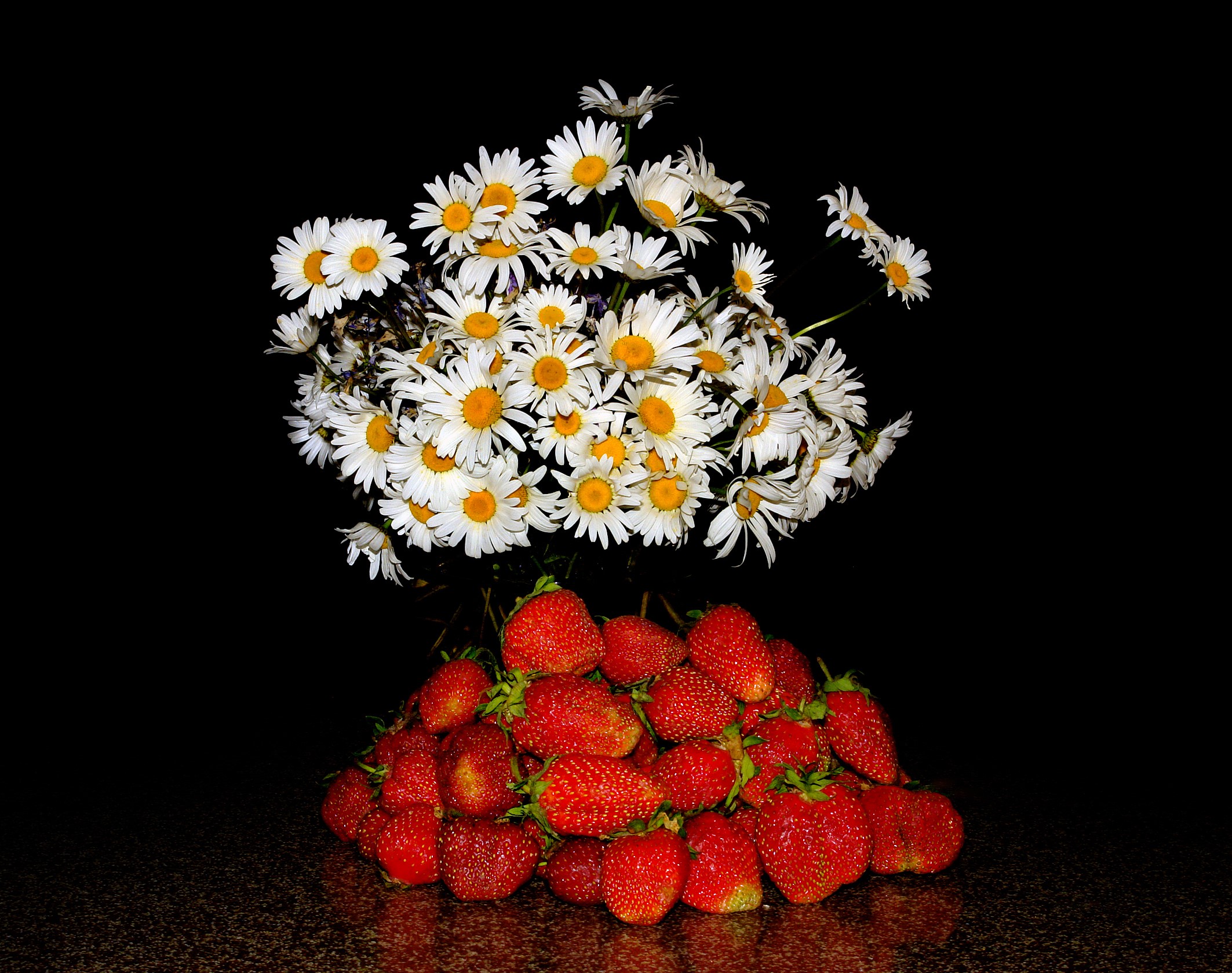 Bouquet of Chamomile Flowers and Strawberries HD Wallpaper