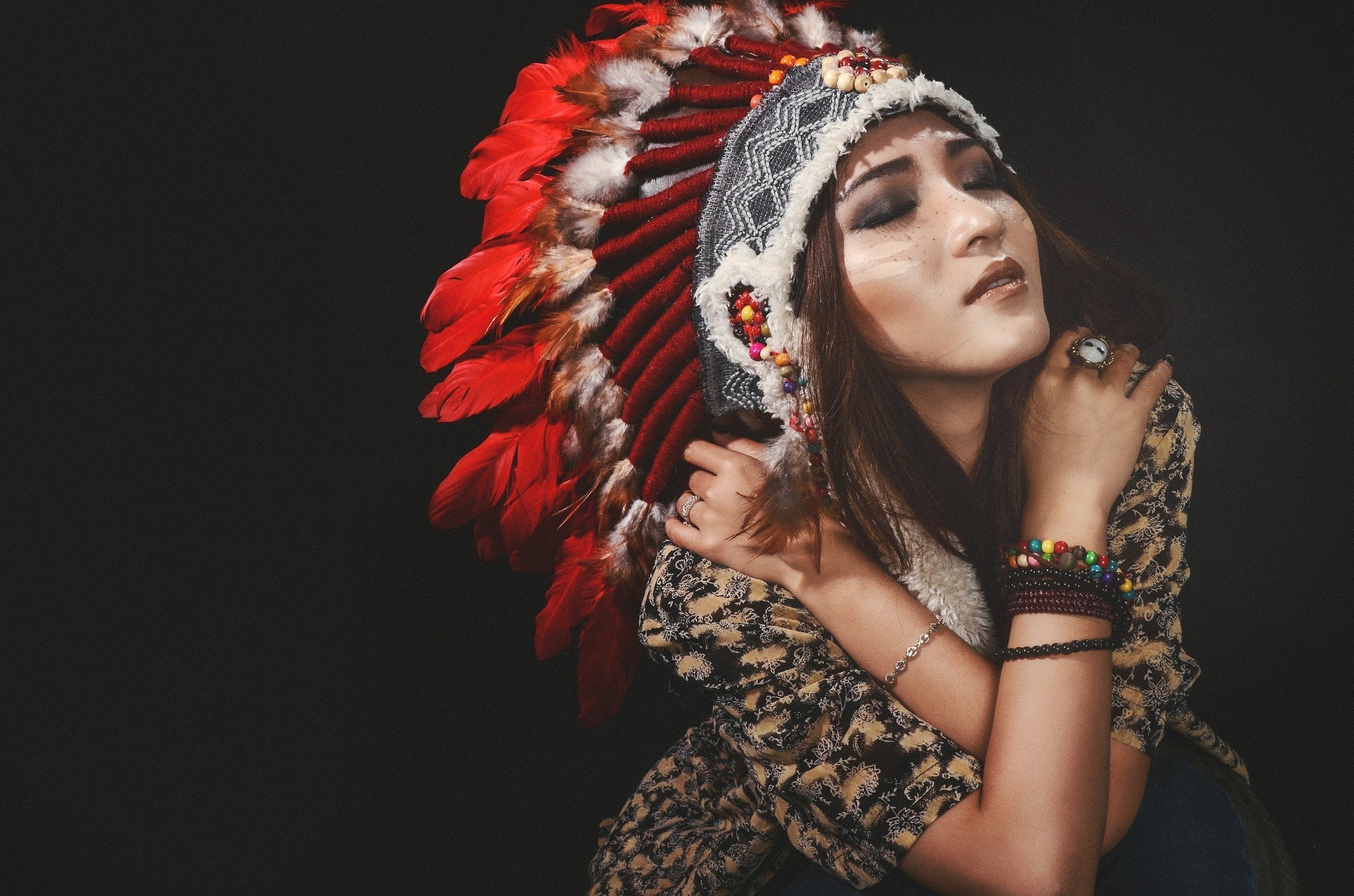 Woman wearing a Native American headdress HD Wallpaper
