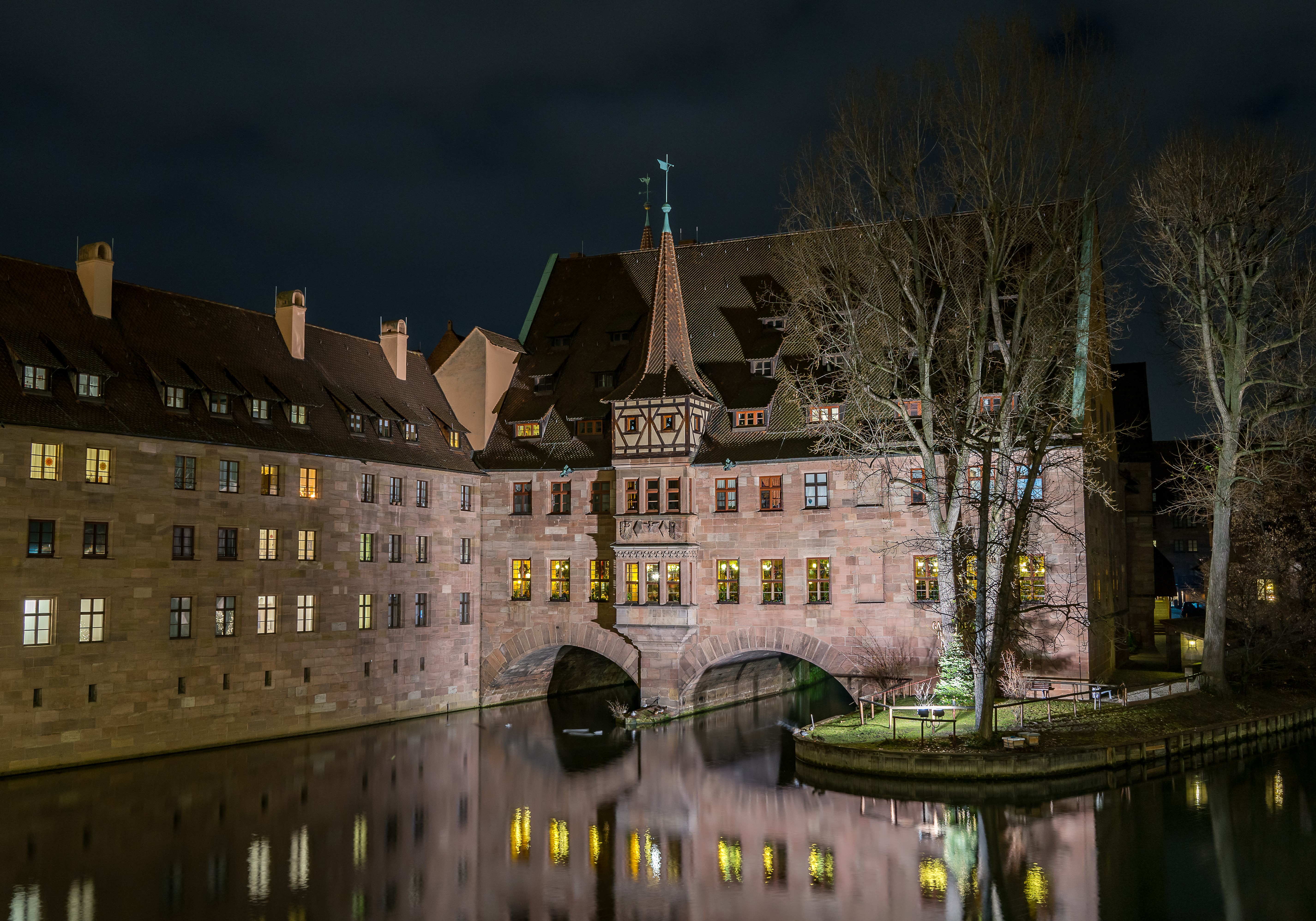 Heilig-Geist-Spital in Nuremberg at Night HD Wallpaper