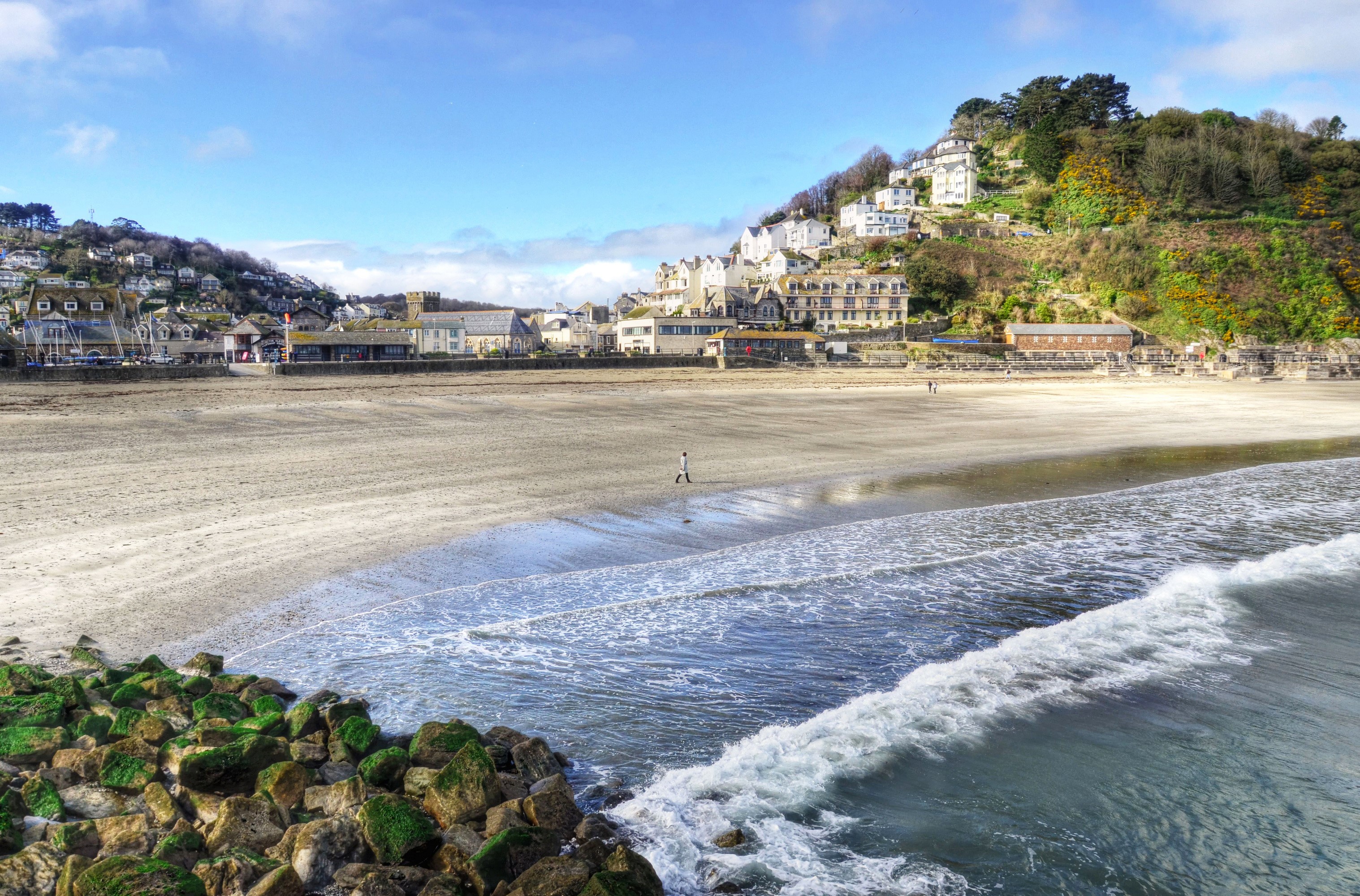 Beach and town on a sunny day in Looe, England HD Wallpaper
