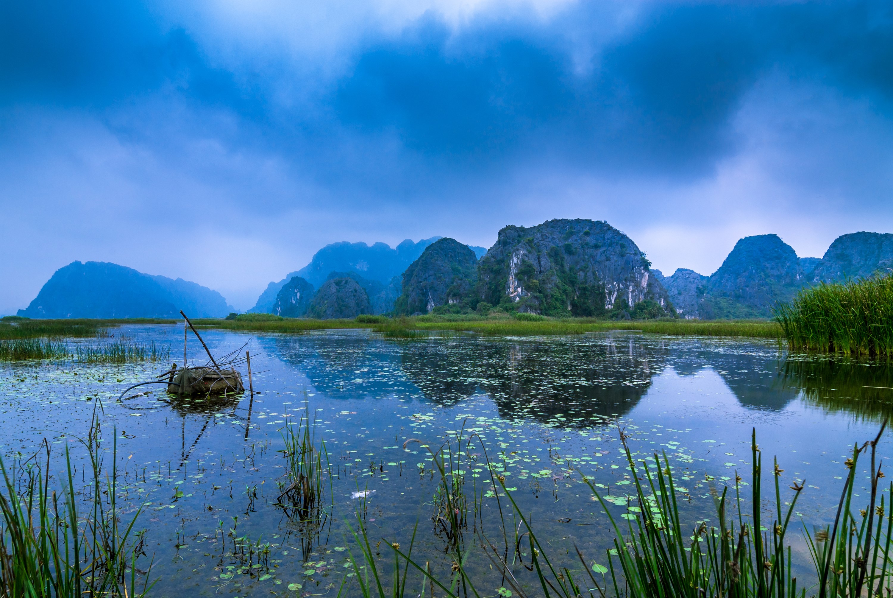 Lake and karst mountains in Vietnam HD Wallpaper
