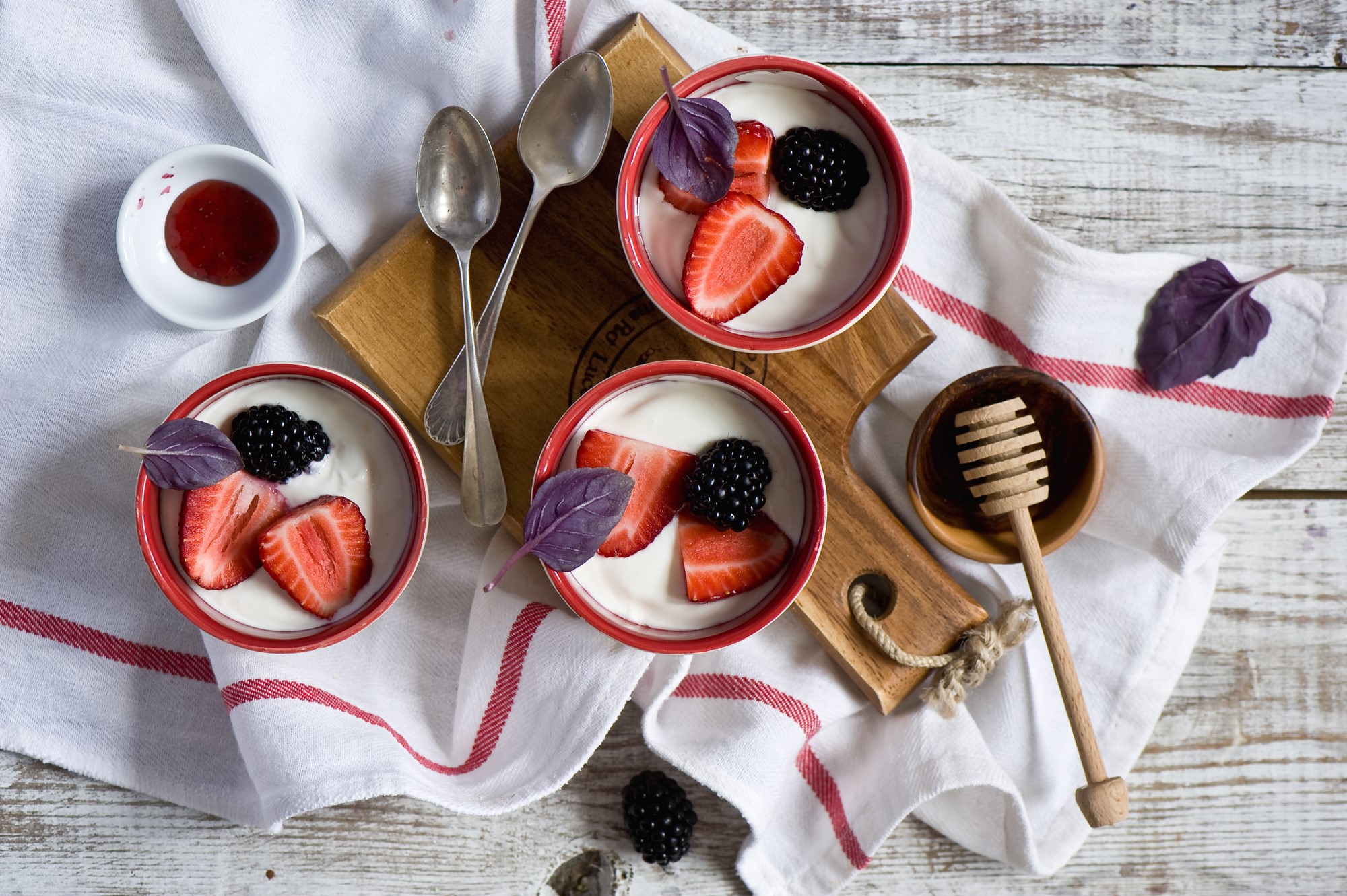 Yogurt with strawberries and blackberries HD Wallpaper