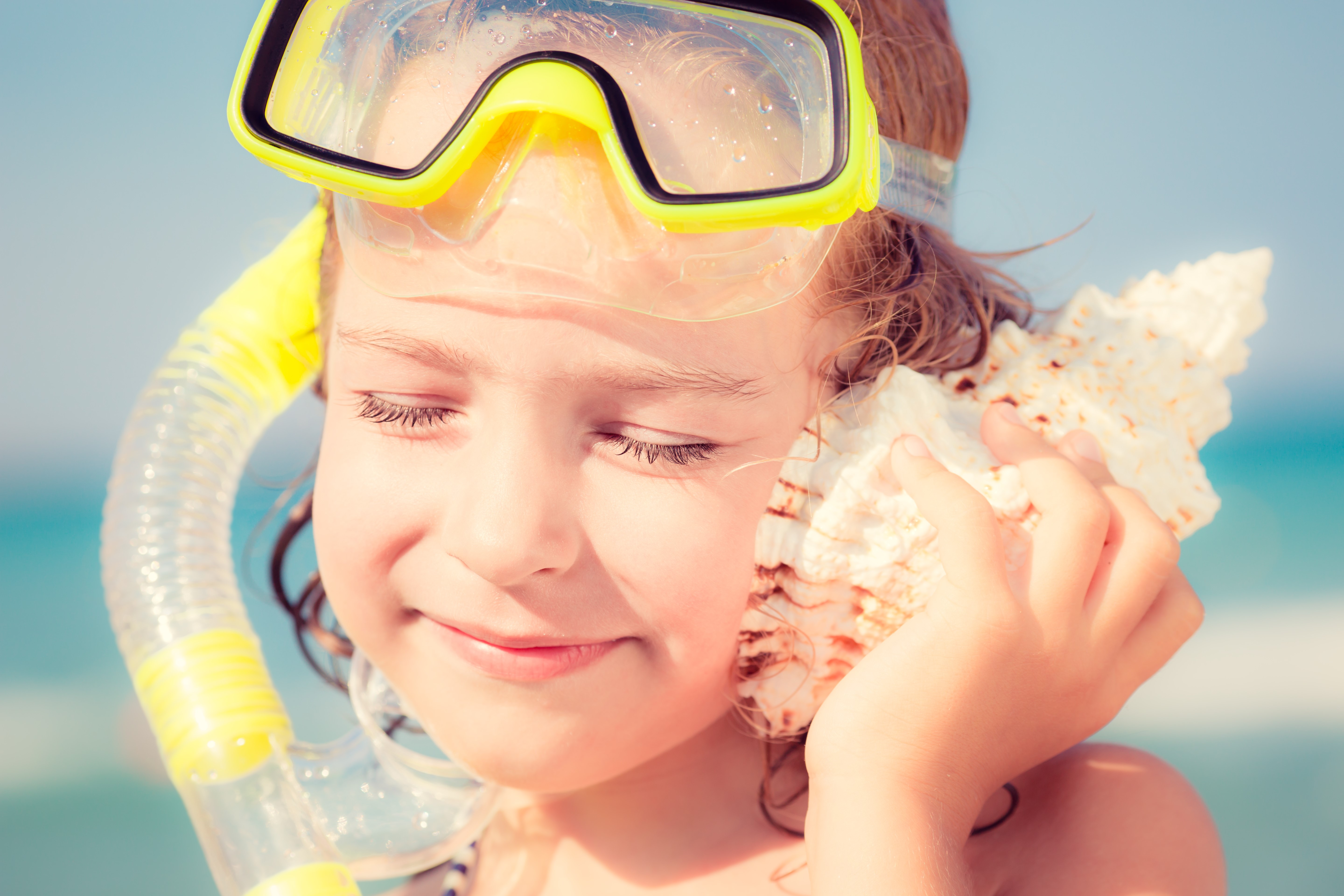 Girl with snorkel mask holding a seashell HD Wallpaper