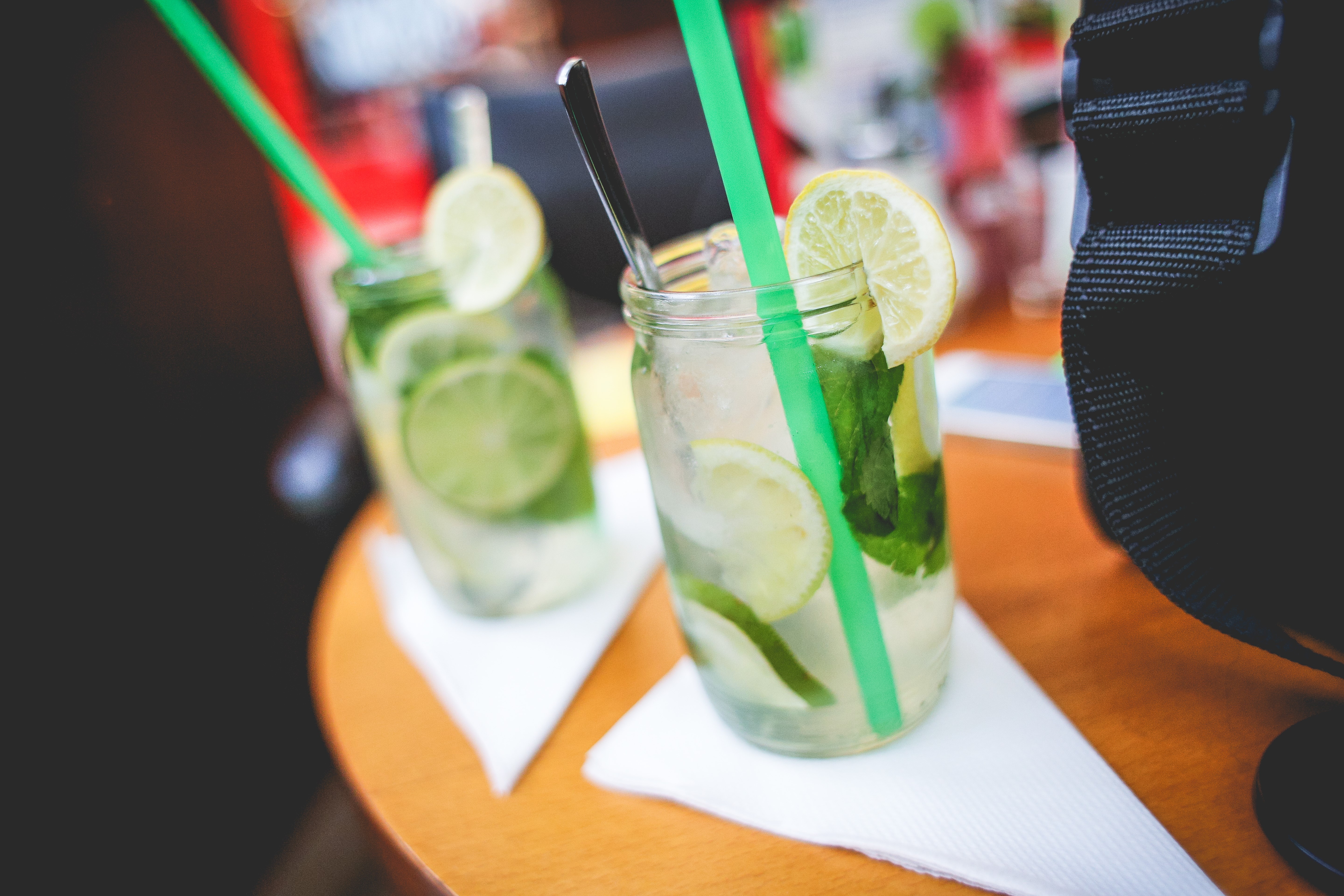 Two glasses of lemonade with lime and mint HD Wallpaper