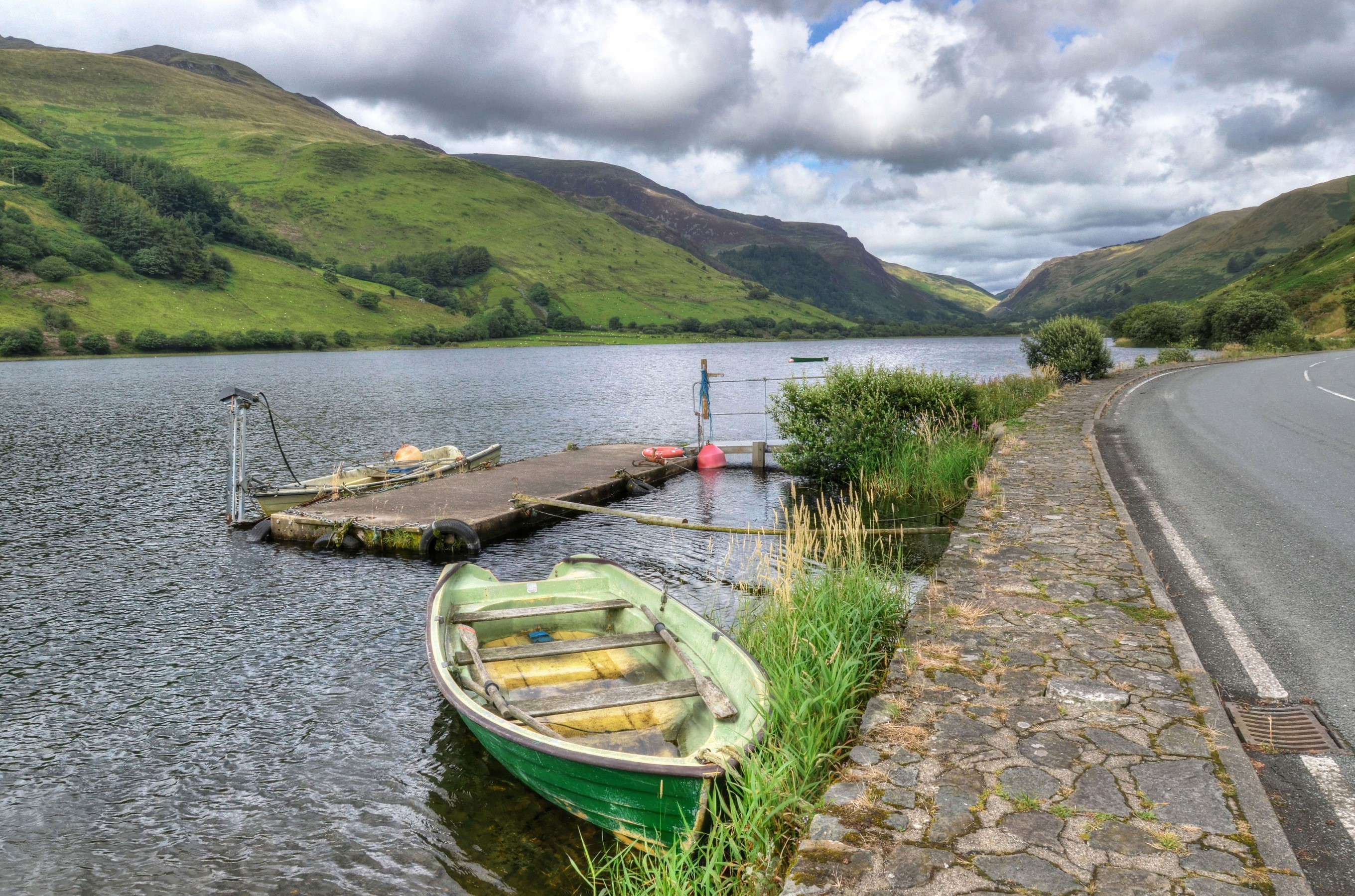 Boats on Tal-y-llyn Lake in Snowdonia National Park, Wales HD Wallpaper