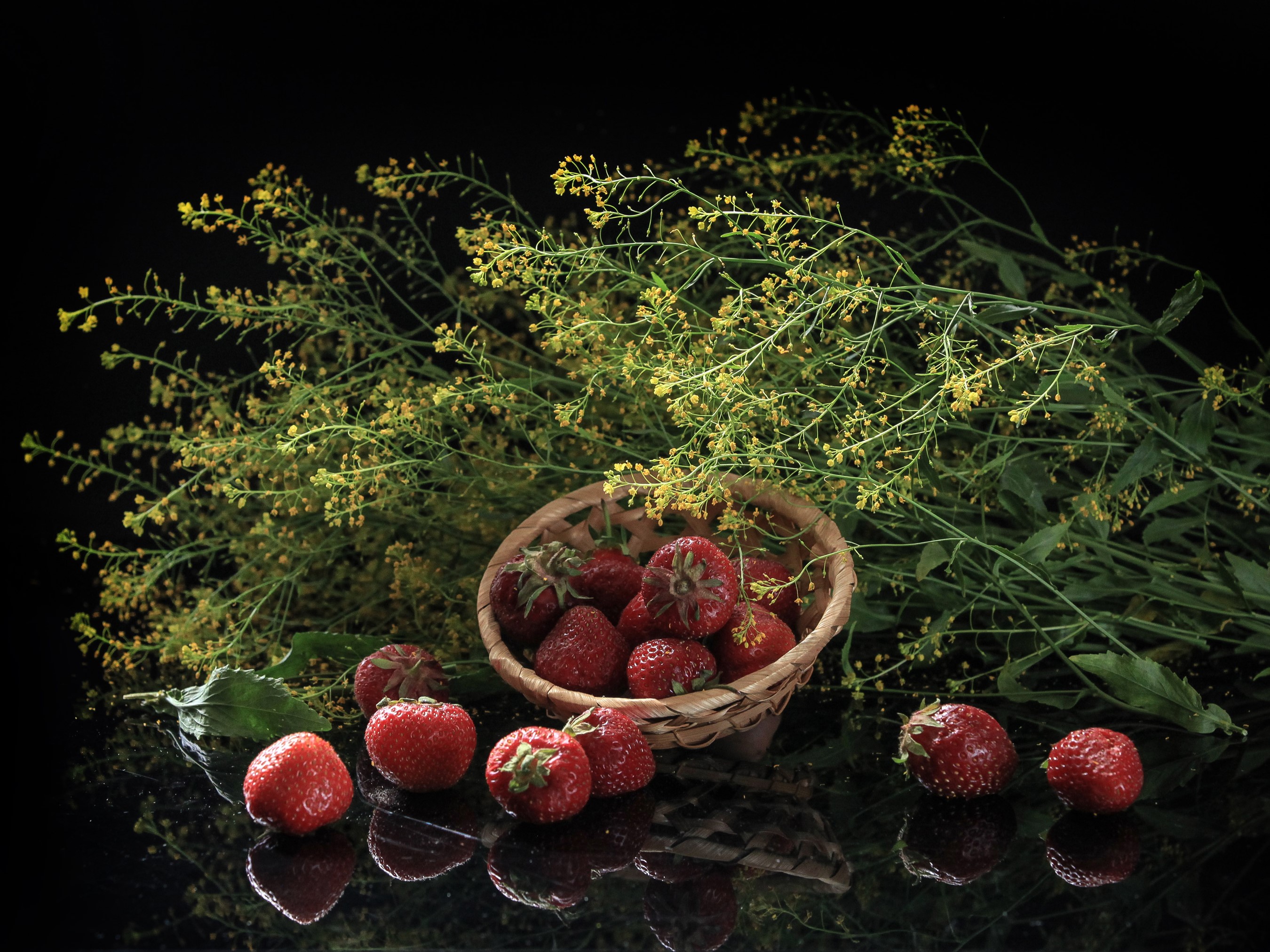 Strawberries in a basket with yellow flowers HD Wallpaper