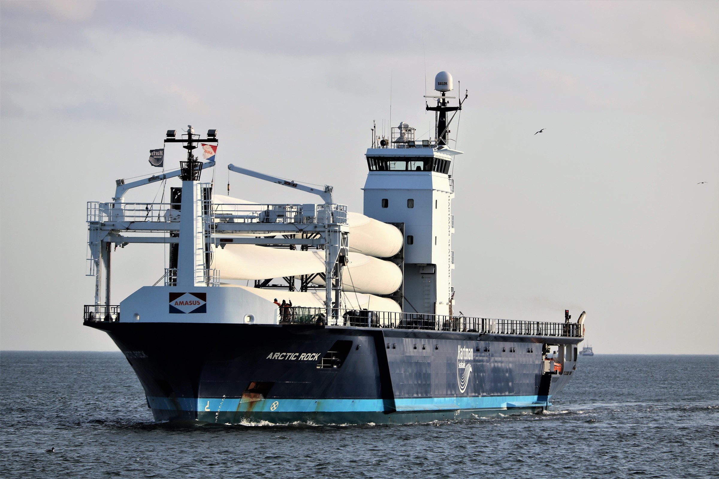 ARCTIC ROCK ship carrying wind turbine blades HD Wallpaper