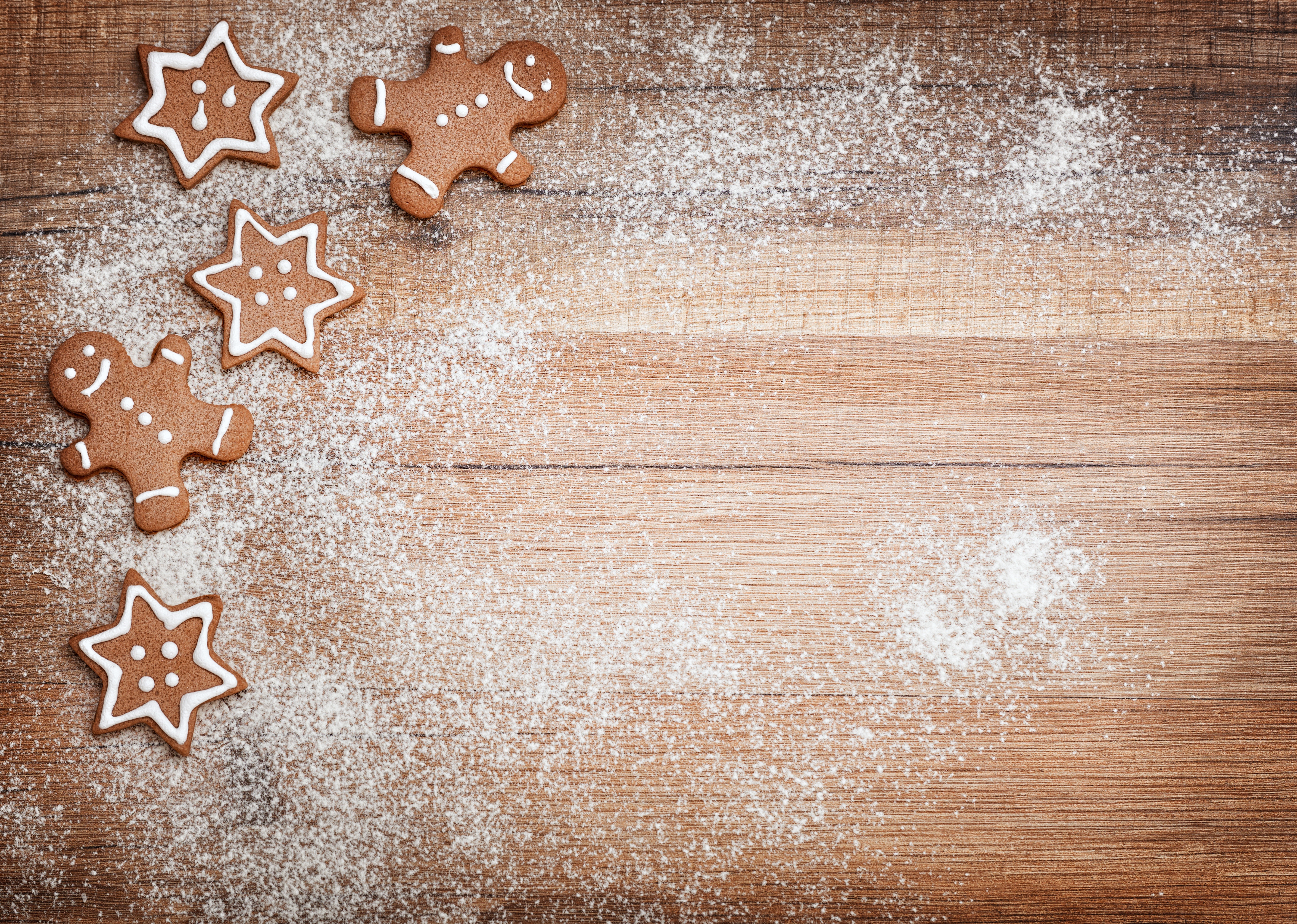 Christmas gingerbread cookies with powdered sugar on wood HD Wallpaper