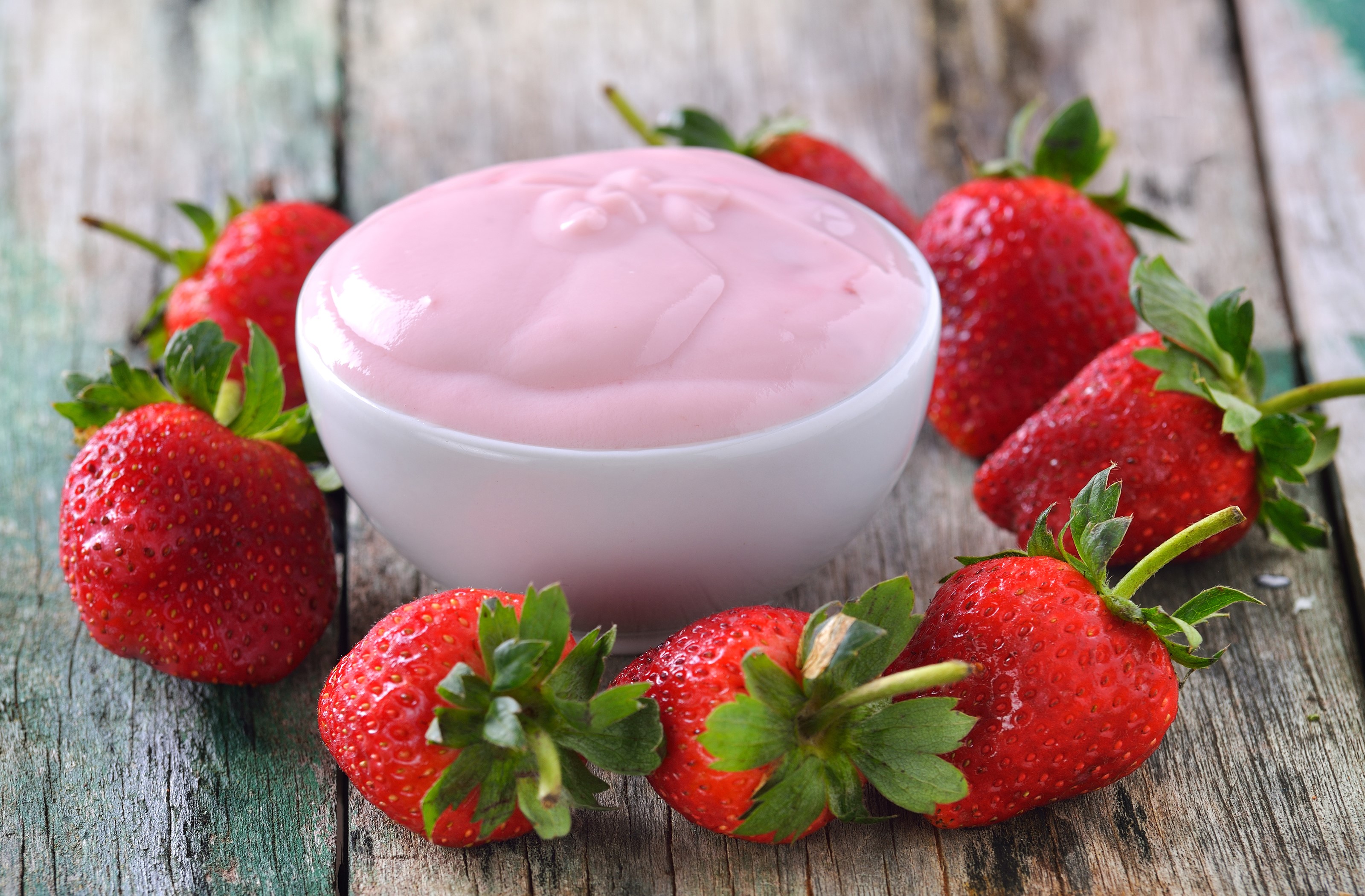 Strawberry yogurt in a bowl with fresh strawberries HD Wallpaper