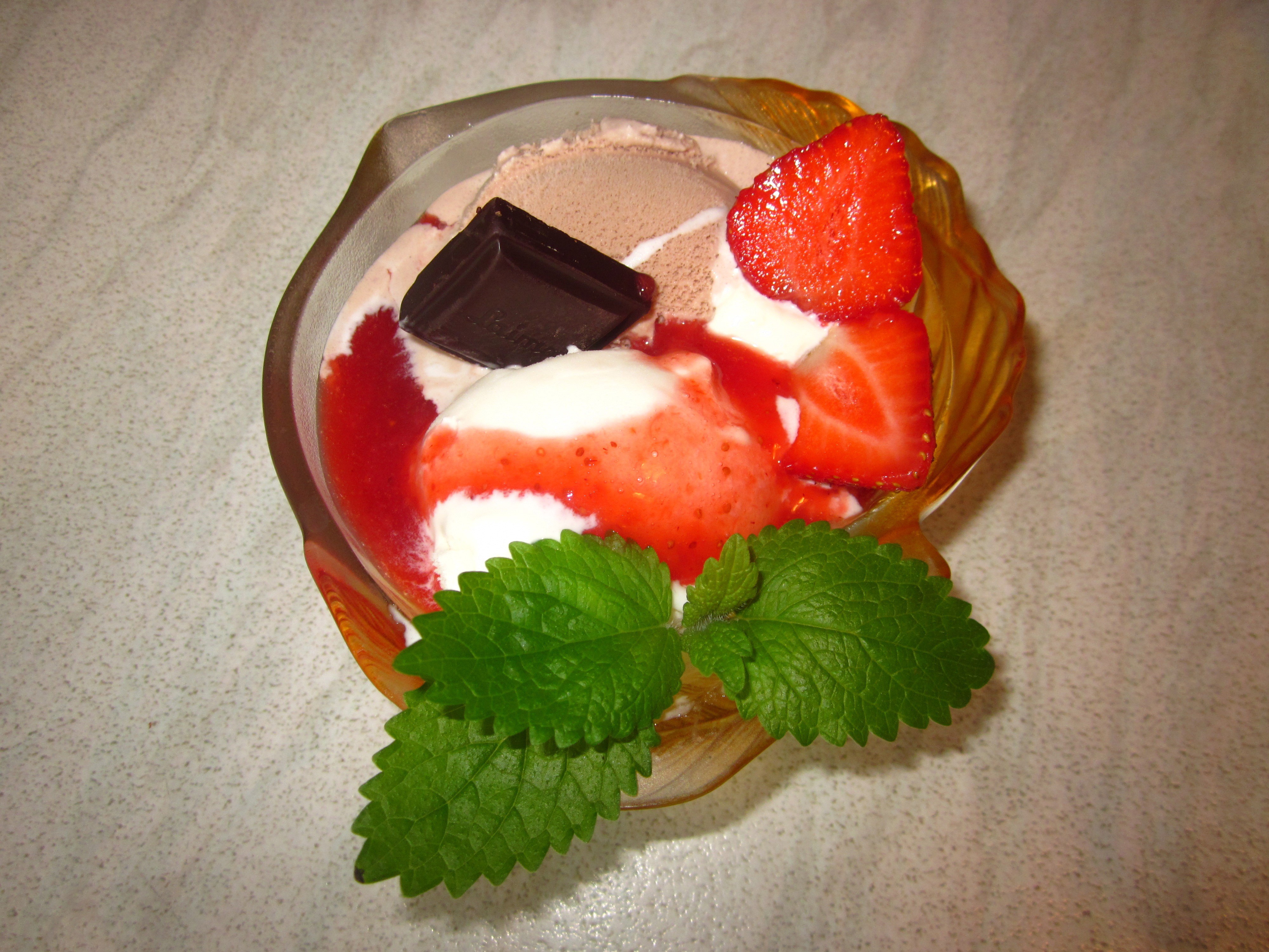 Ice cream with strawberries, chocolate, and mint HD Wallpaper