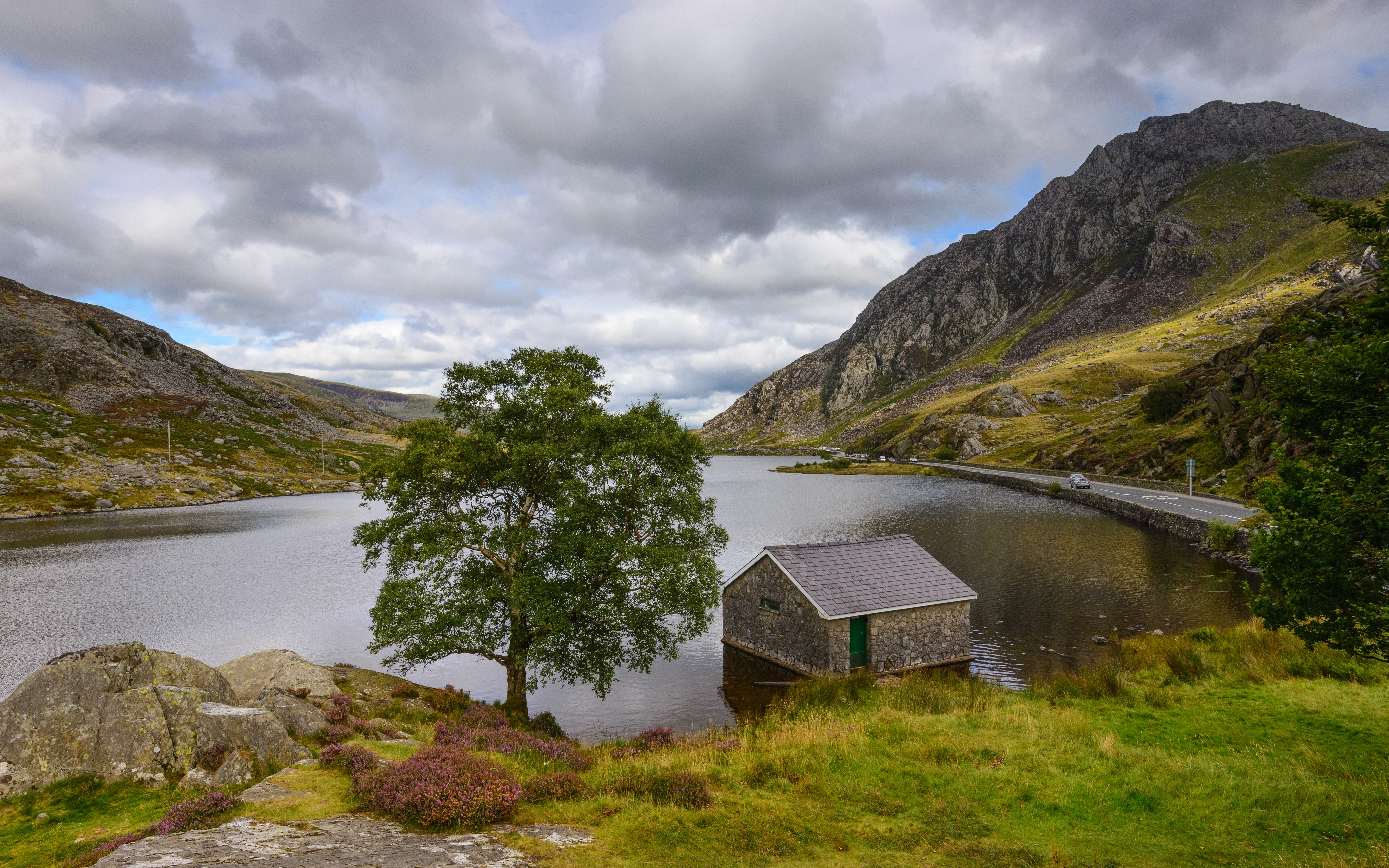 Ogwen Valley Snowdonia National Park Lake with Boathouse HD Wallpaper