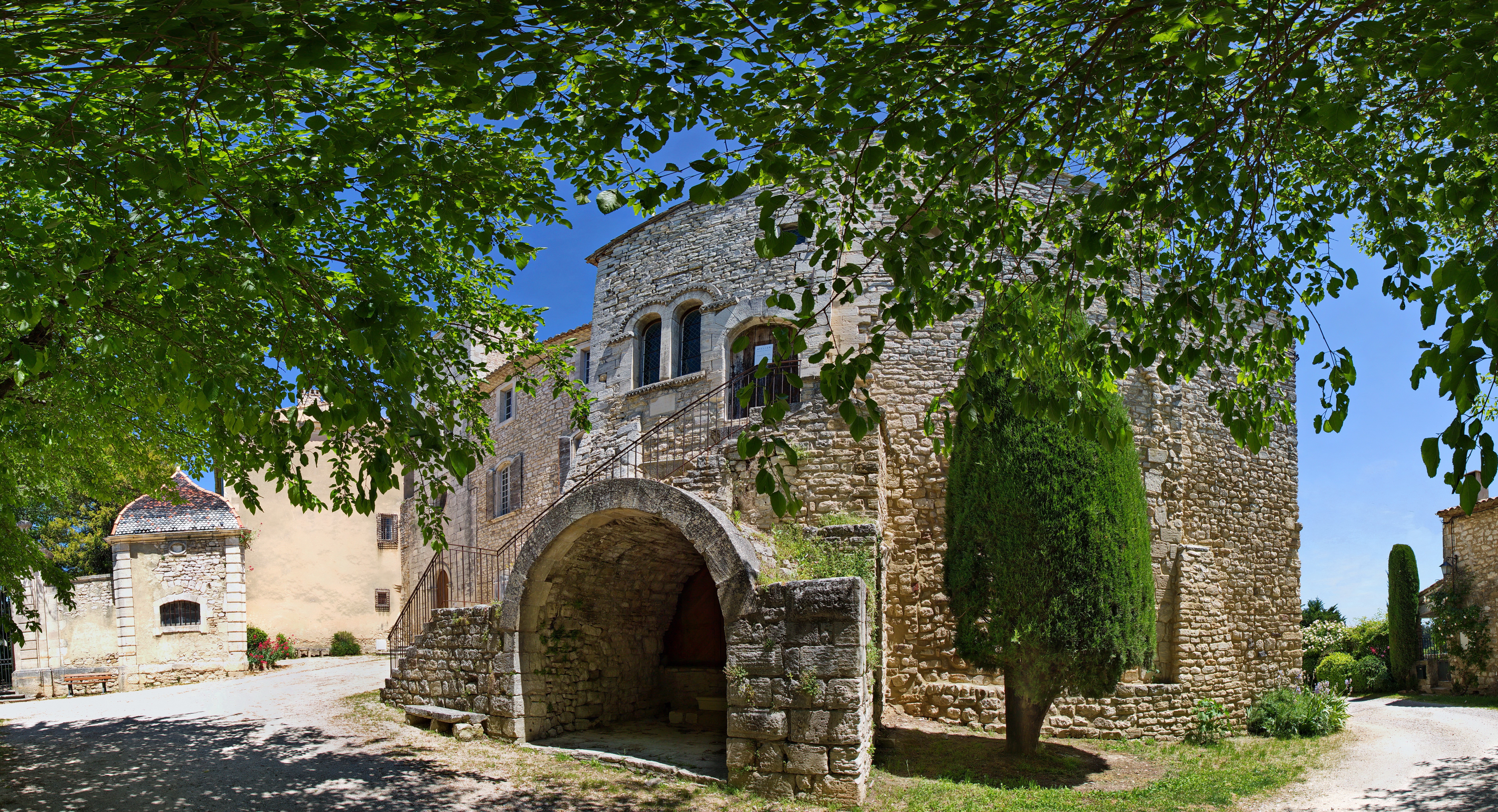 Stone building with arched entrance in France HD Wallpaper