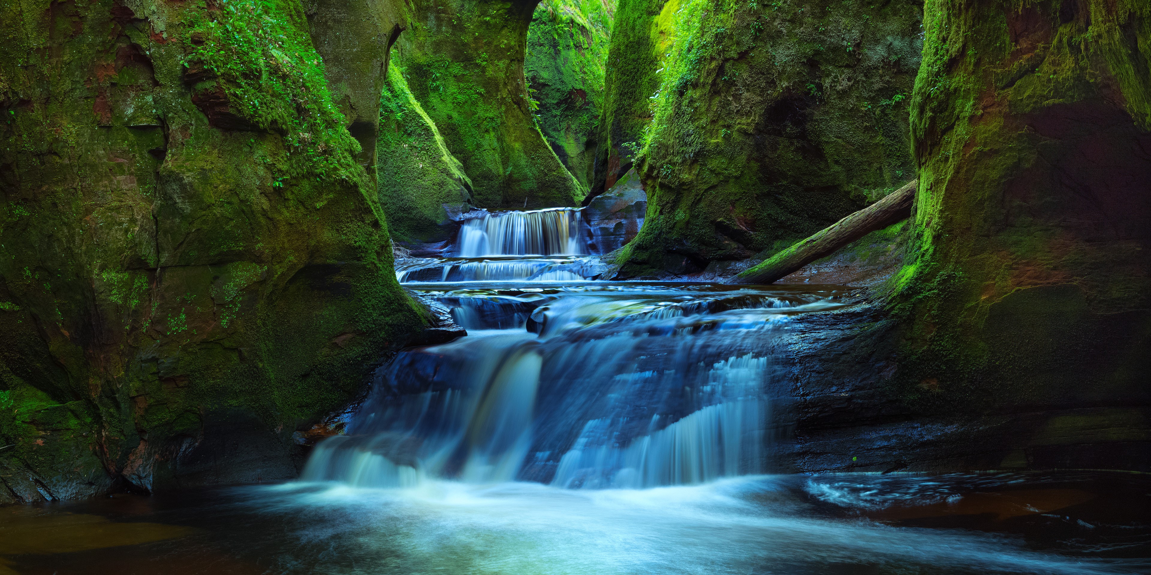 Waterfalls in Mossy Finnich Glen, Scotland HD Wallpaper