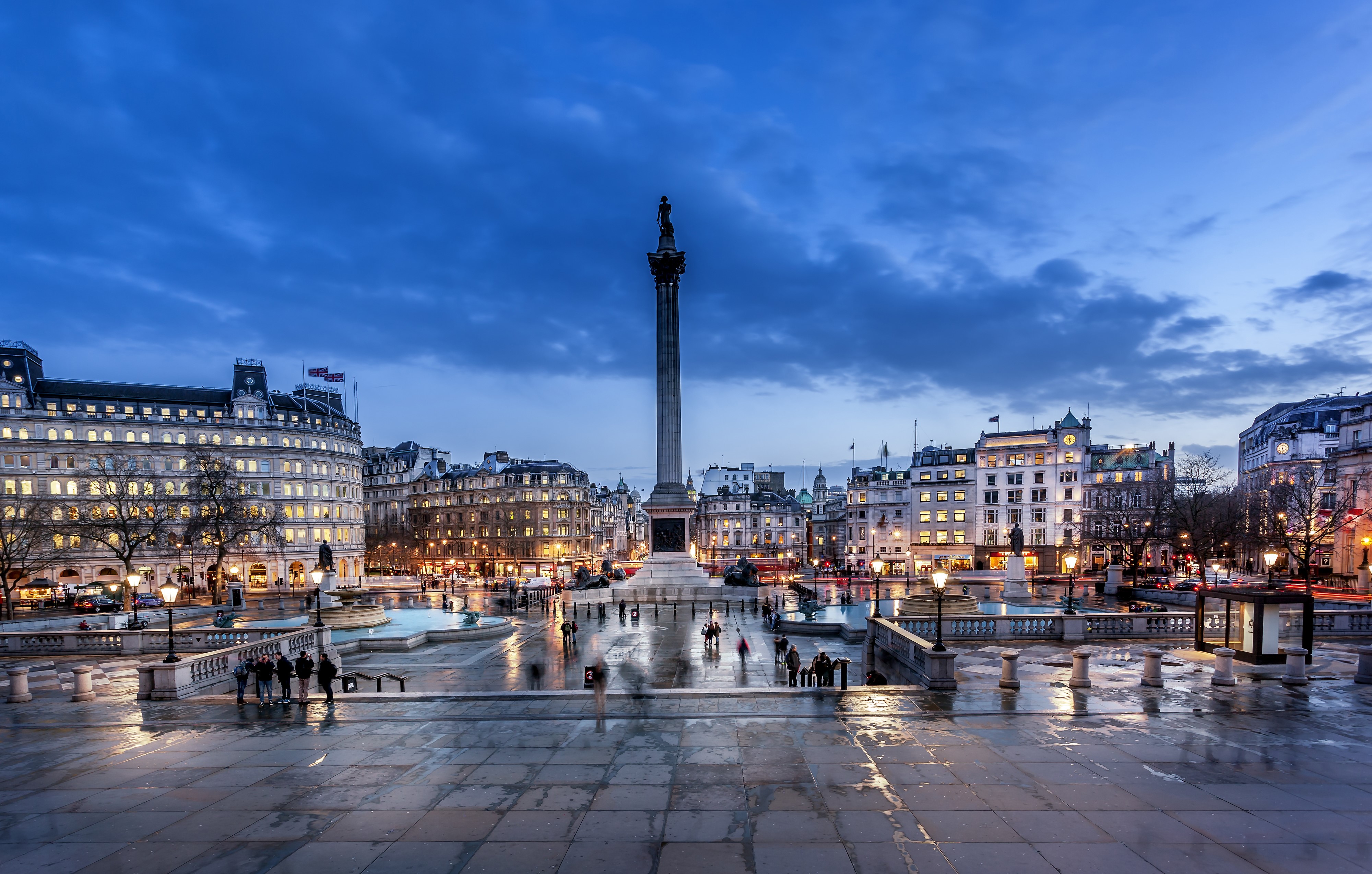 Trafalgar Square with Nelson's Column at dusk, London HD Wallpaper