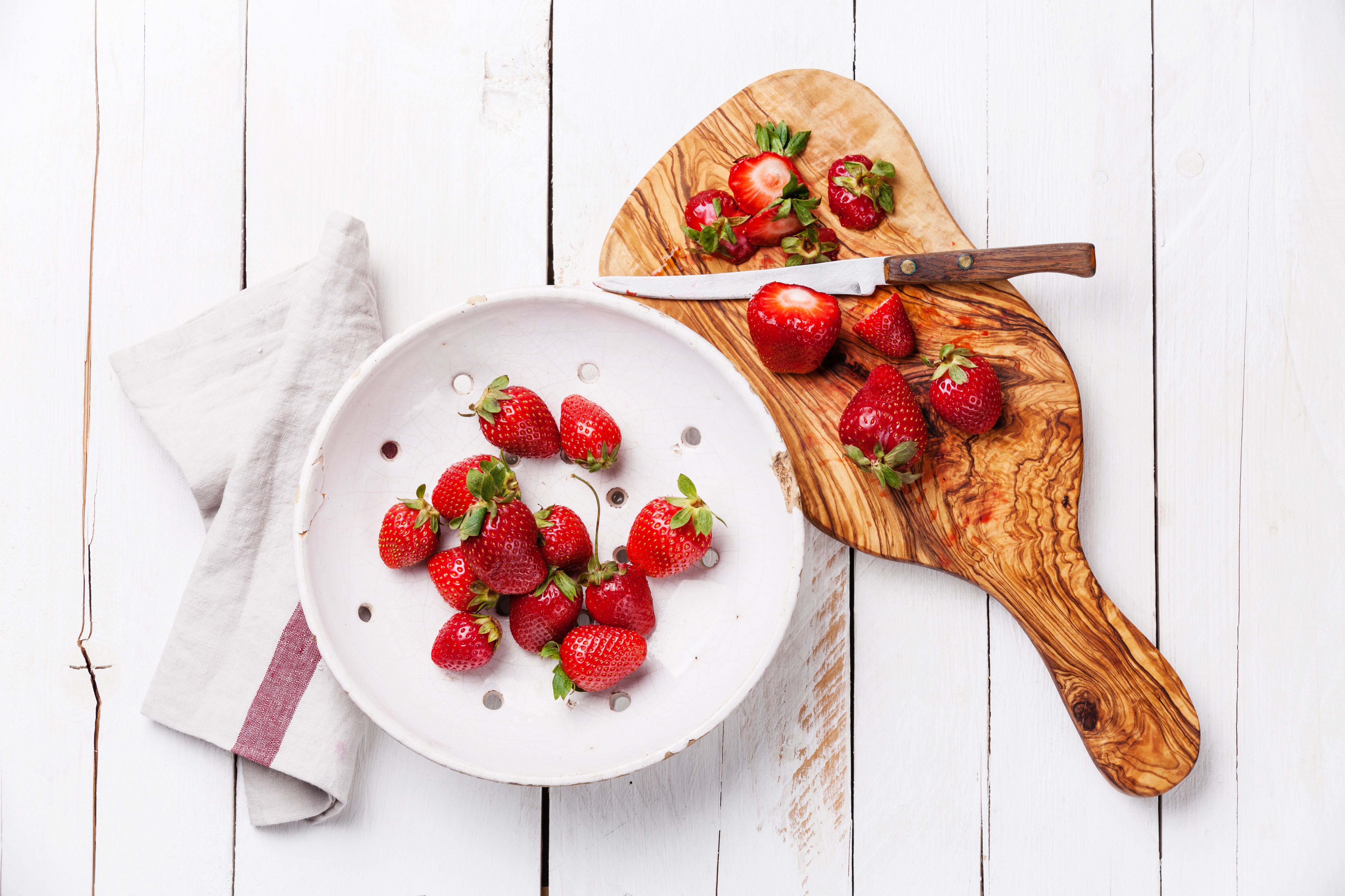 Strawberries on a cutting board and in a bowl HD Wallpaper