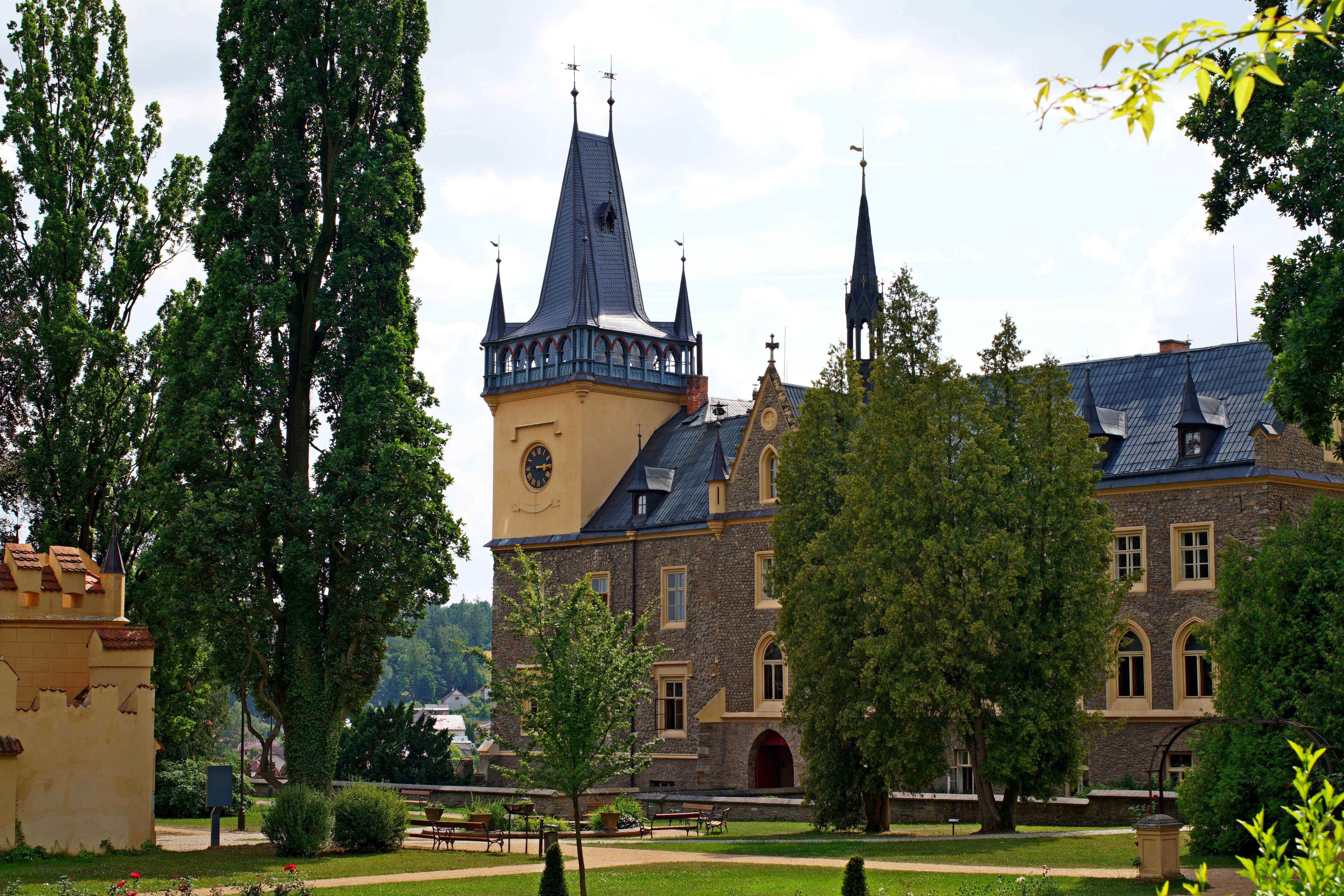 Castle Zruc nad Sazavou, Czech Republic HD Wallpaper