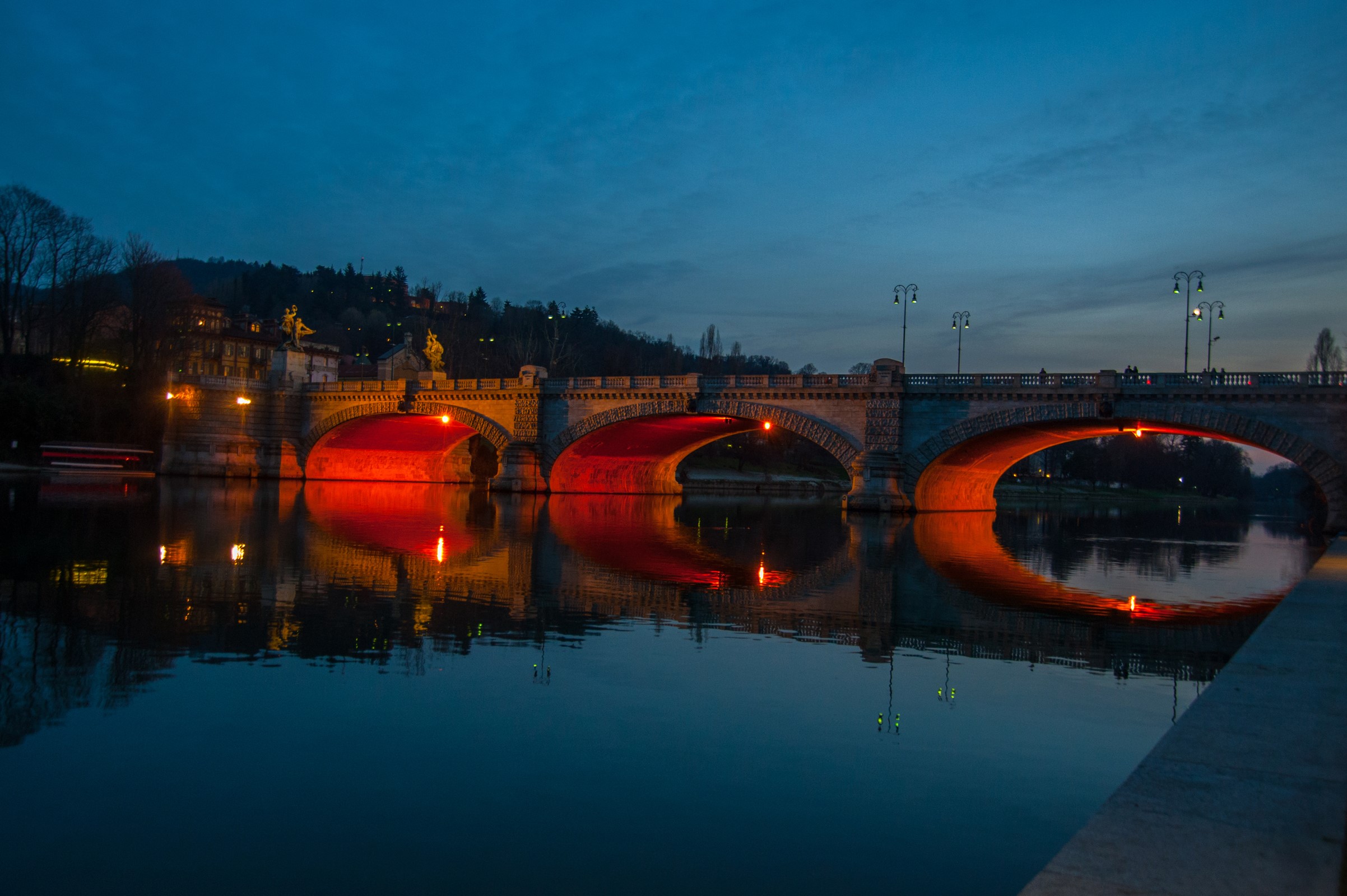 Ponte Vittorio Emanuele I bridge over the Po River at night in Turin HD Wallpaper