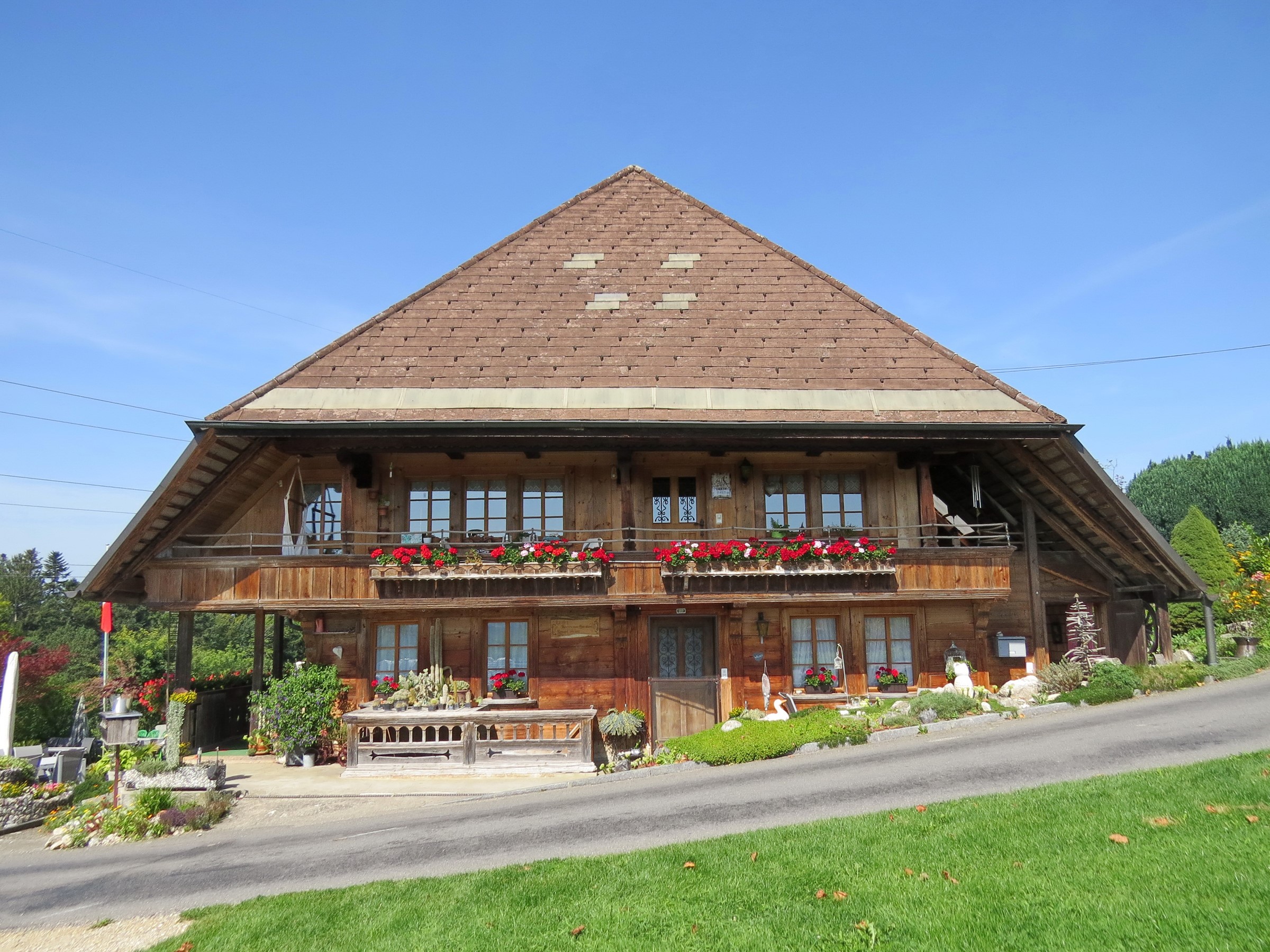 Wooden house in Lutzelfluh, Switzerland HD Wallpaper