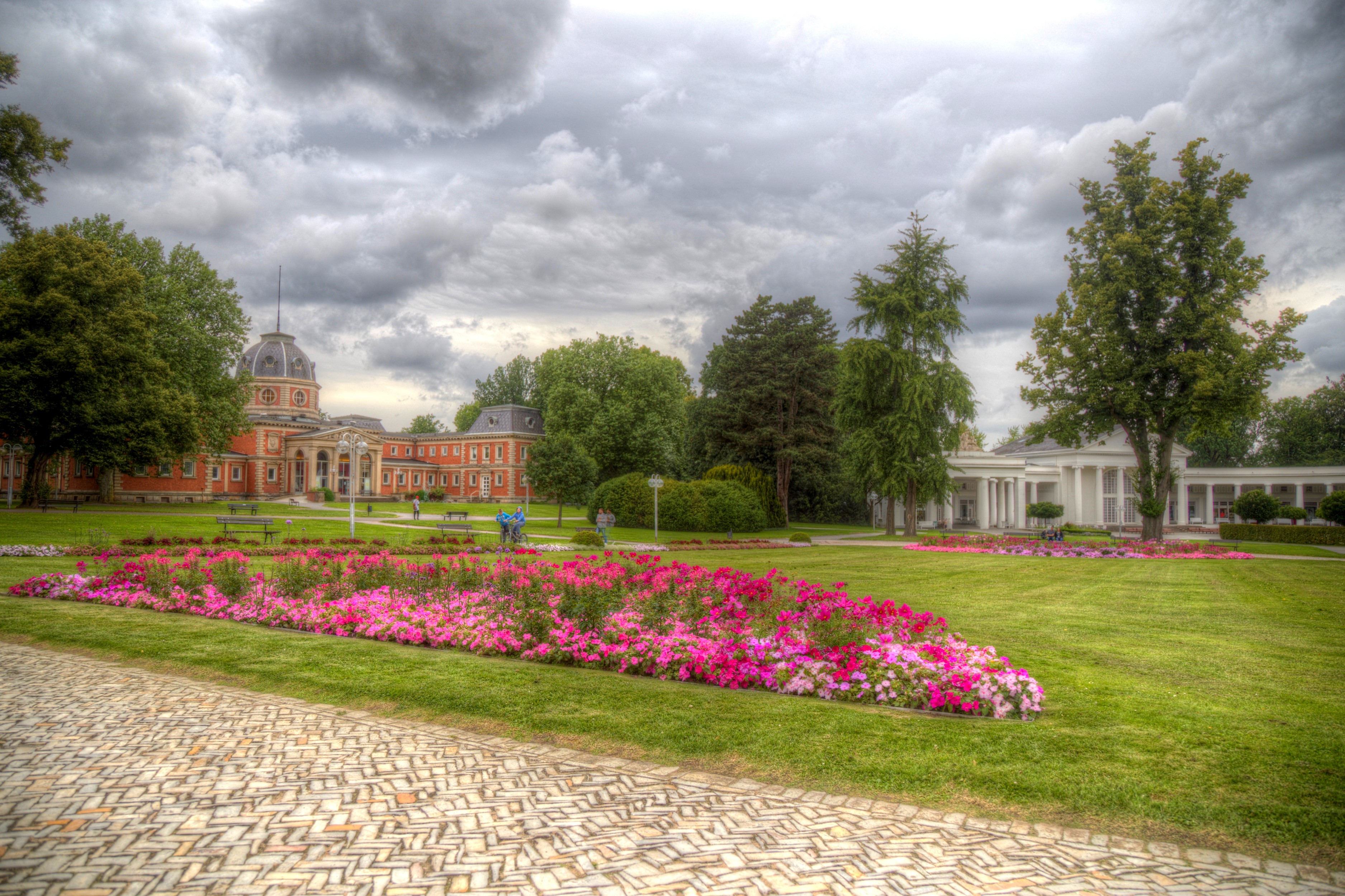 Kurpark Bad Oeynhausen with historic building and flowers HD Wallpaper