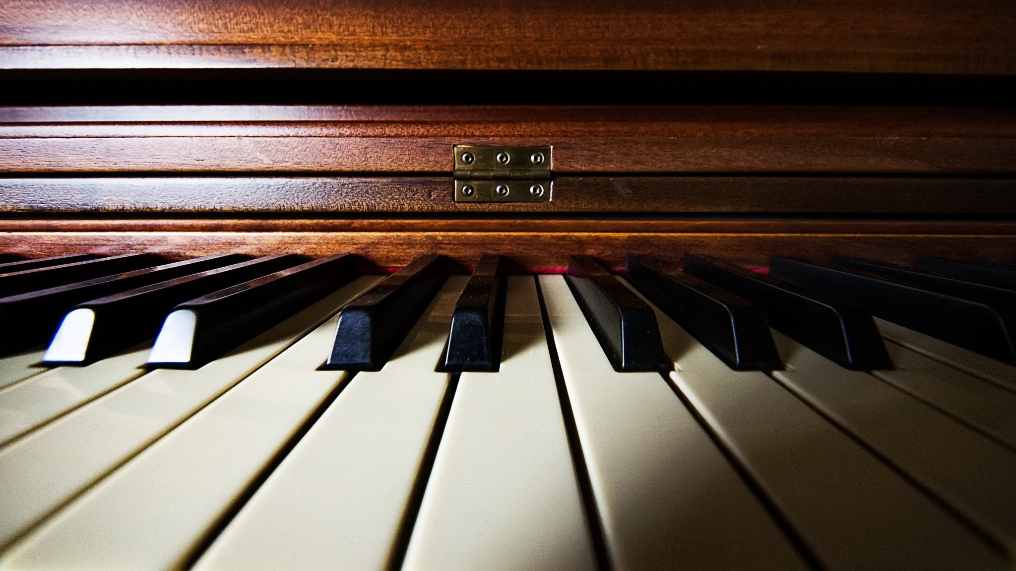 Closeup of a piano keyboard HD Wallpaper