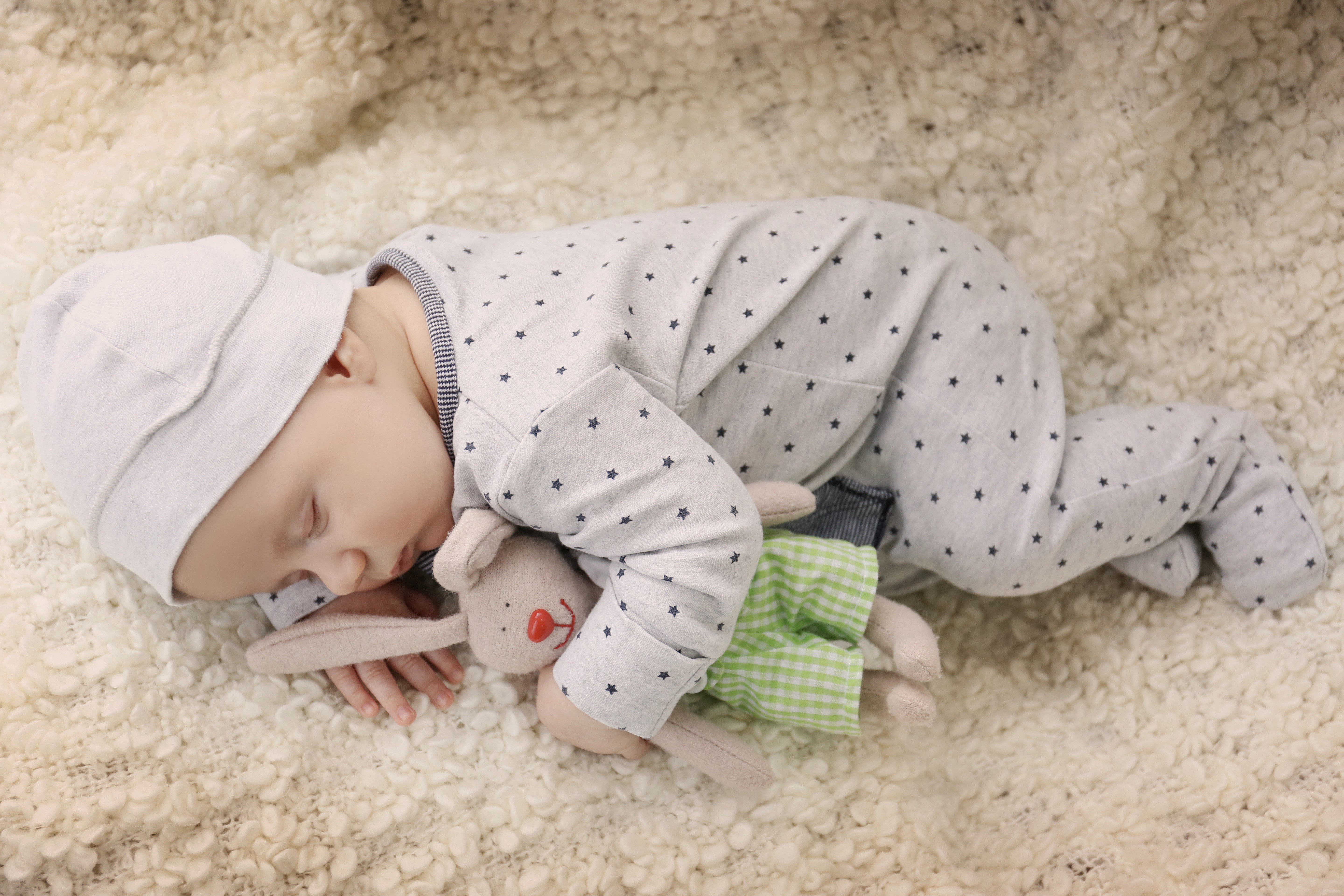 Infant sleeping with a toy bunny HD Wallpaper