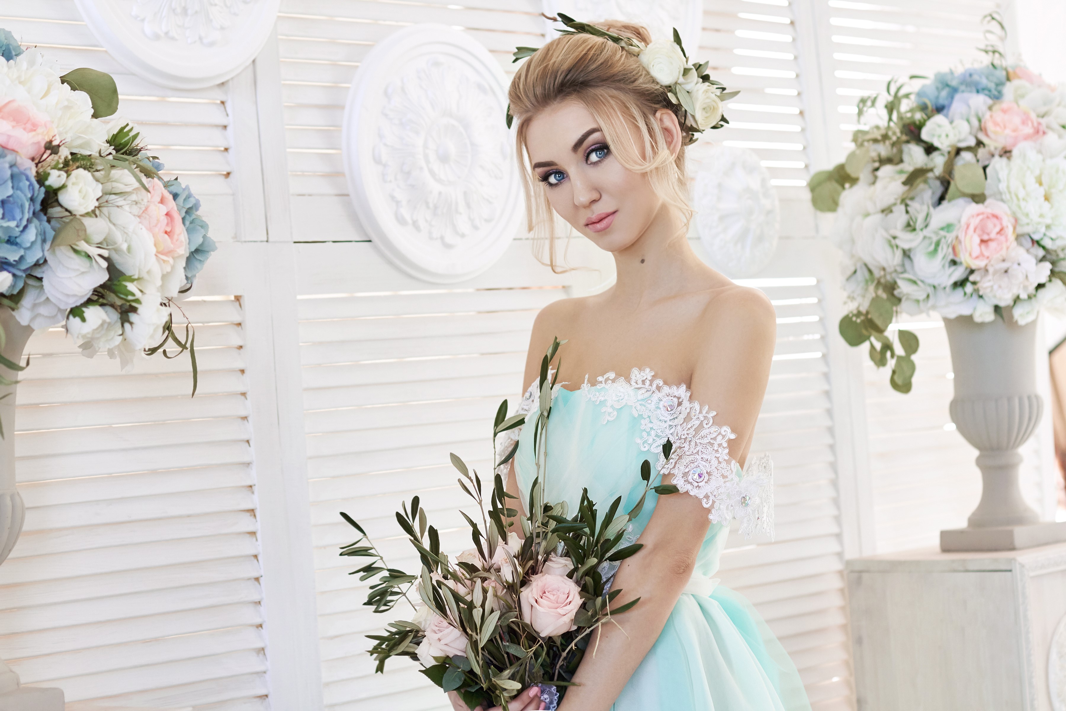 Bride with bouquet and flowers HD Wallpaper