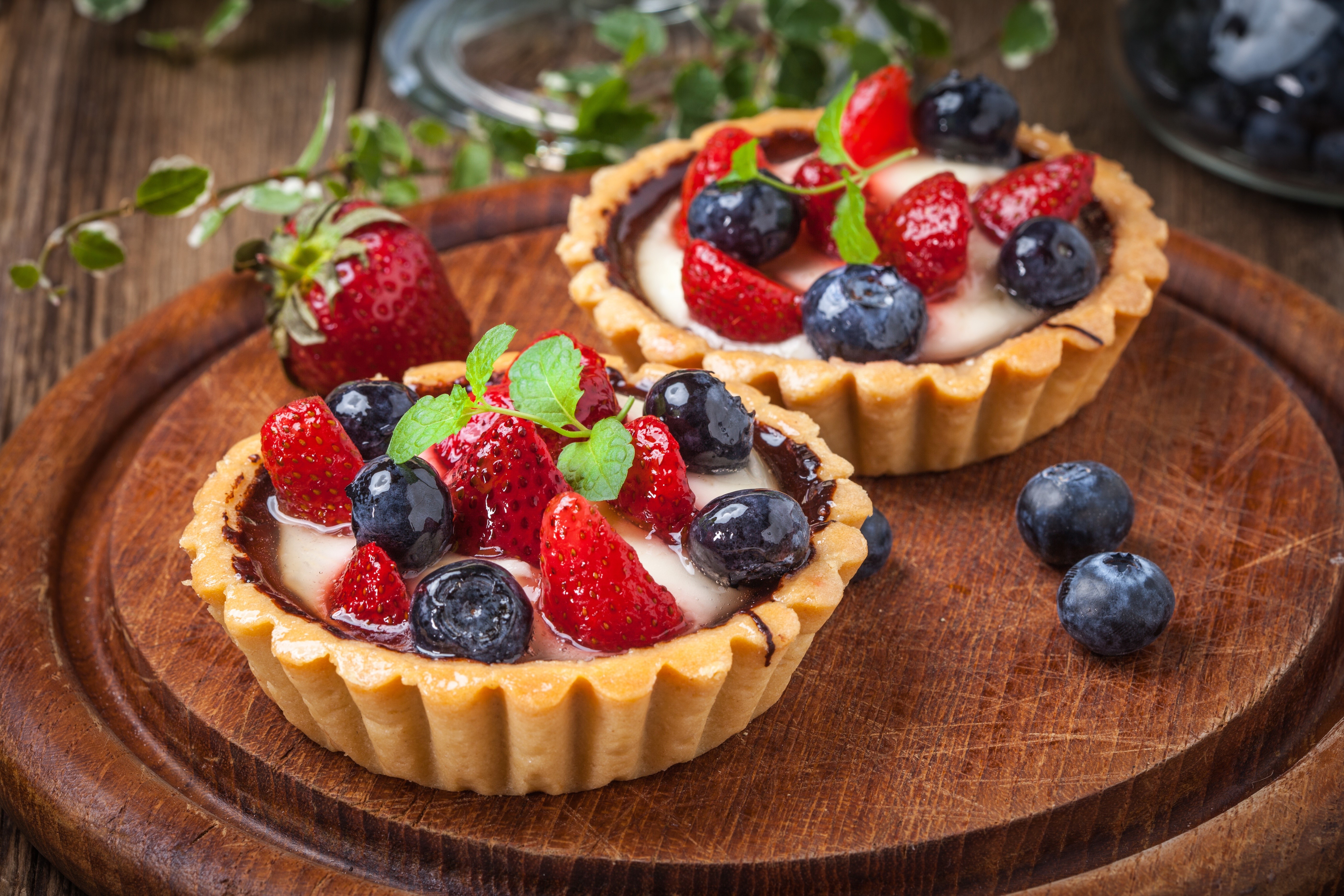Fruit tarts with strawberries and blueberries HD Wallpaper
