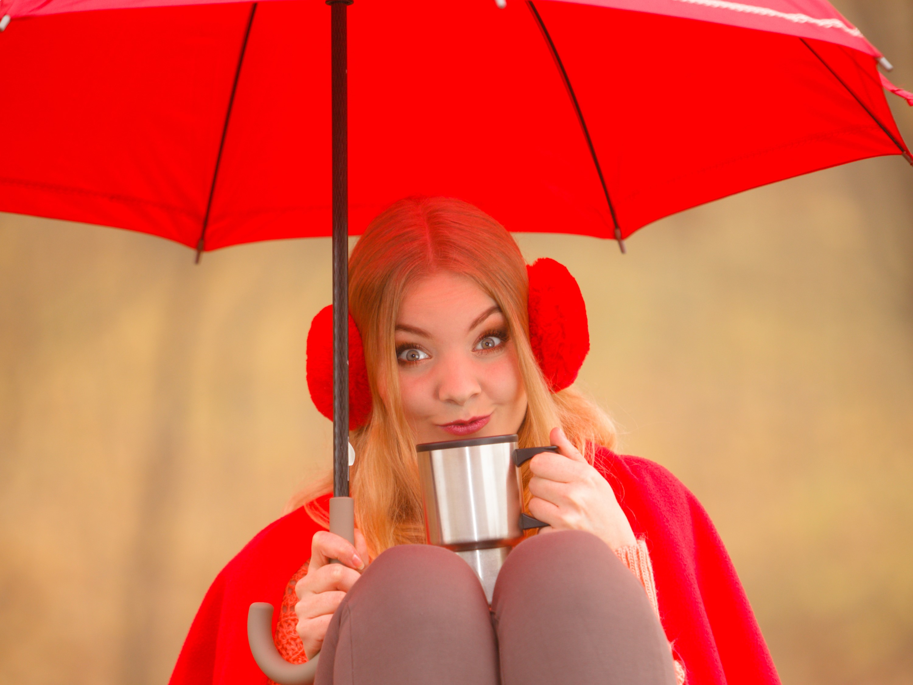 Blonde girl with umbrella and cup HD Wallpaper