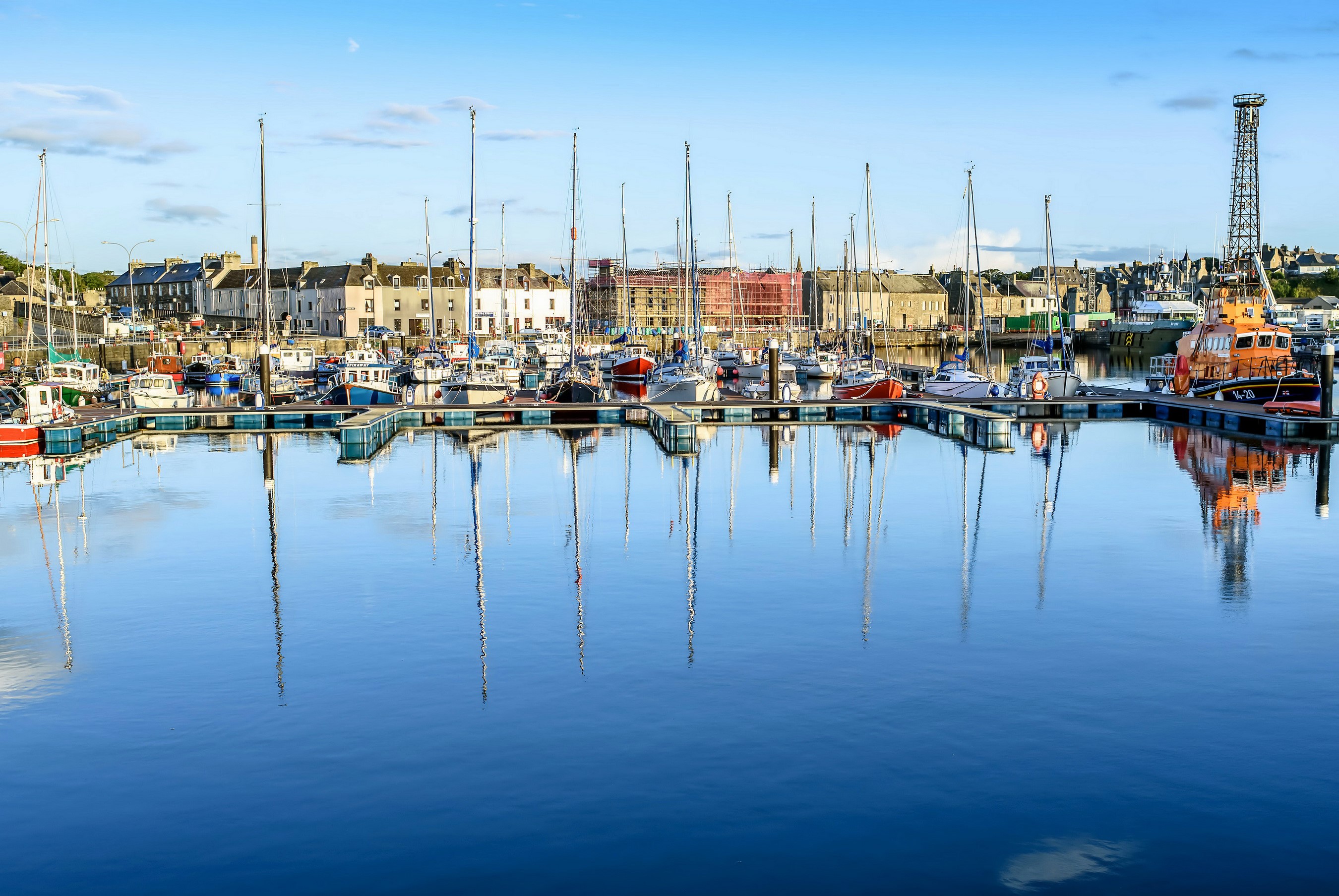Wick Harbour with boats and buildings HD Wallpaper