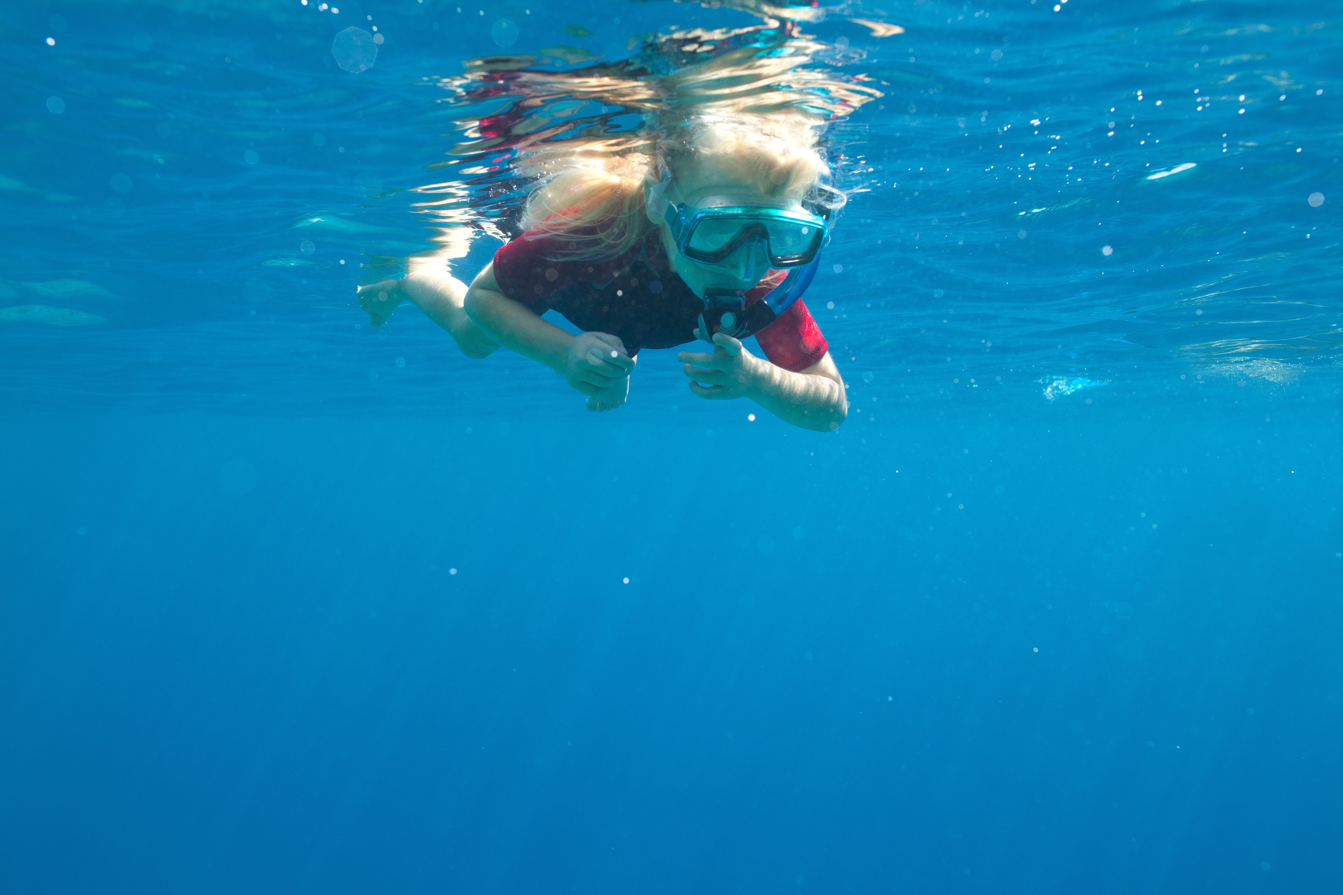 Little girl snorkeling underwater HD Wallpaper