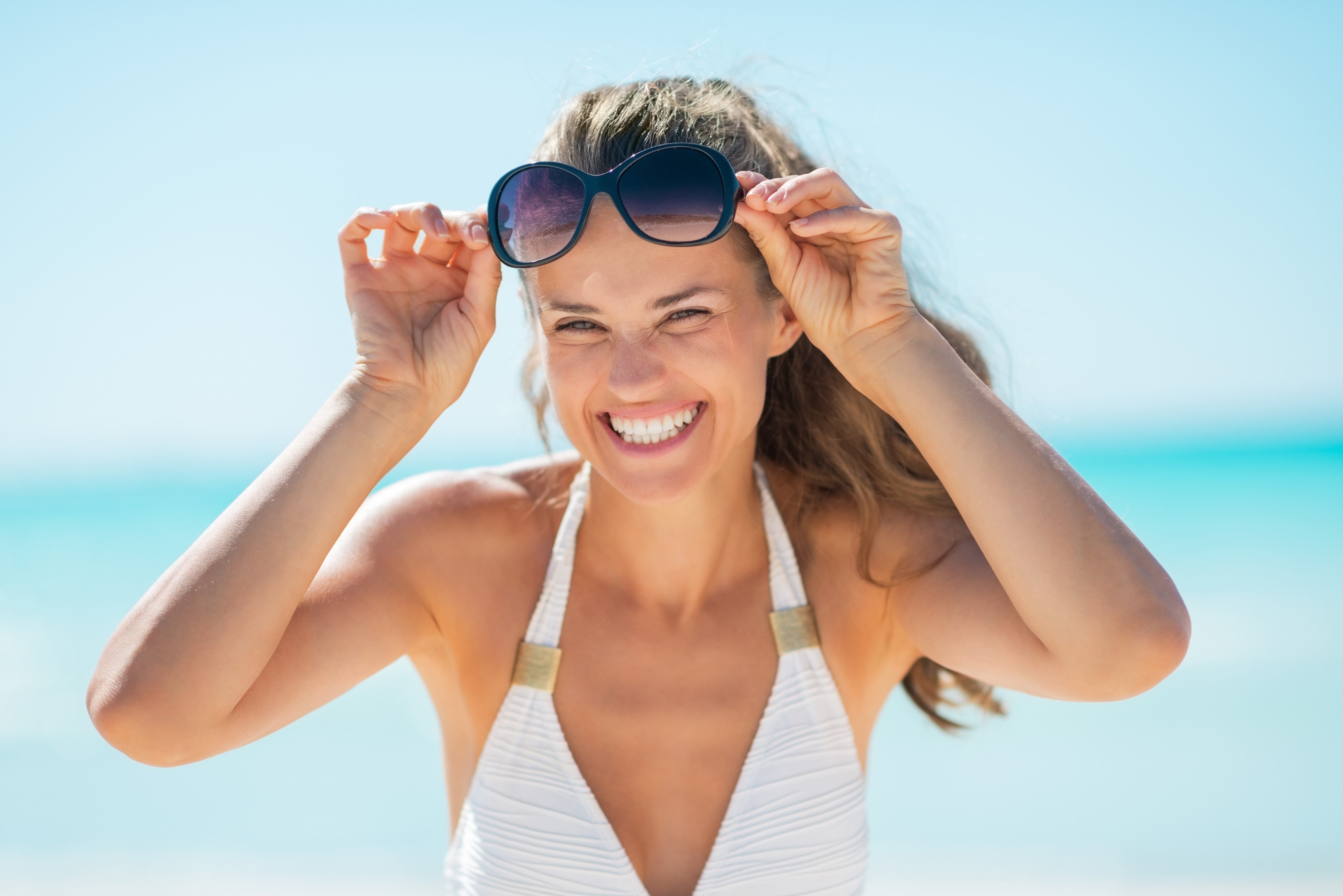 Woman in sunglasses at the beach HD Wallpaper