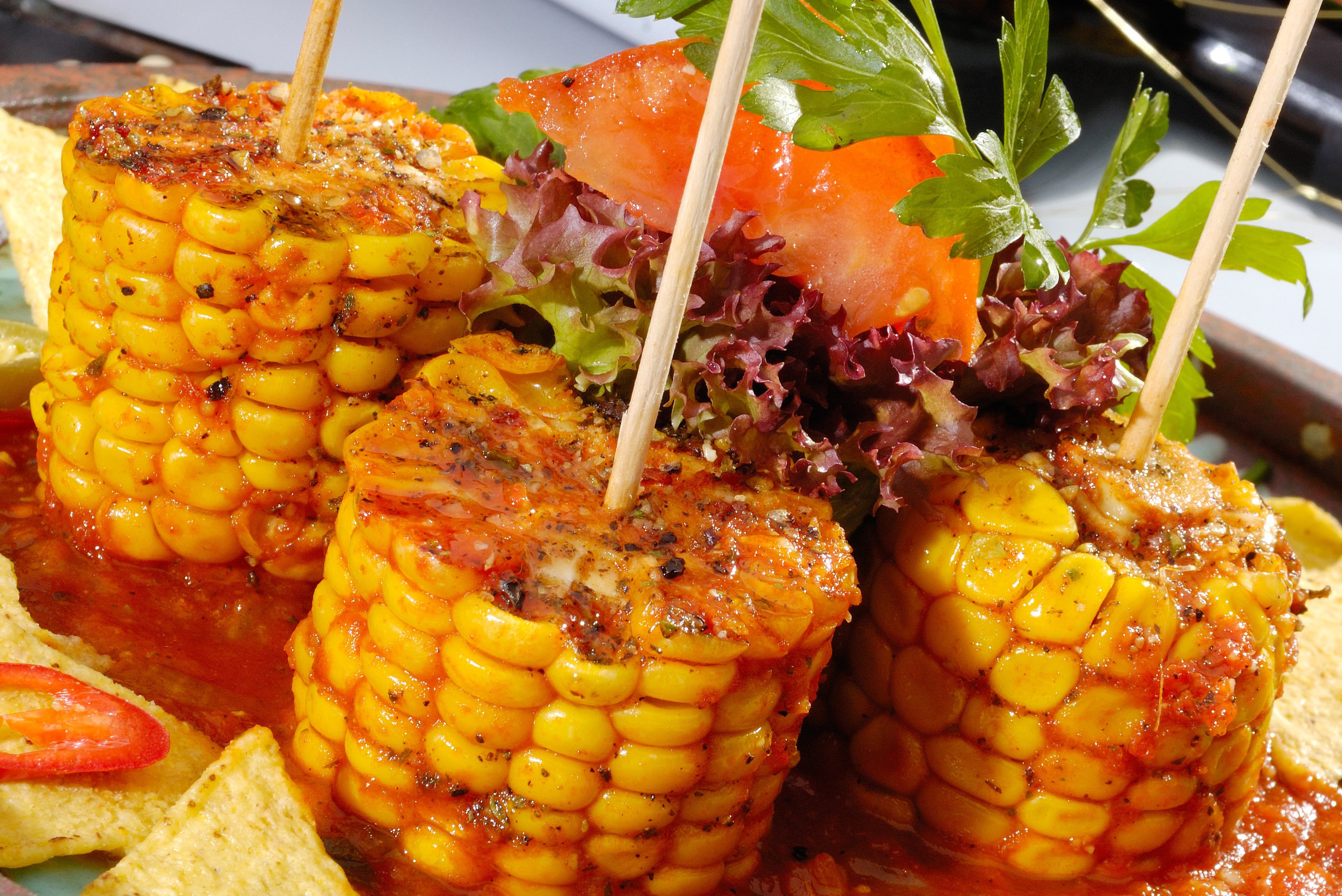 Corn on the cob with sauce and chips HD Wallpaper