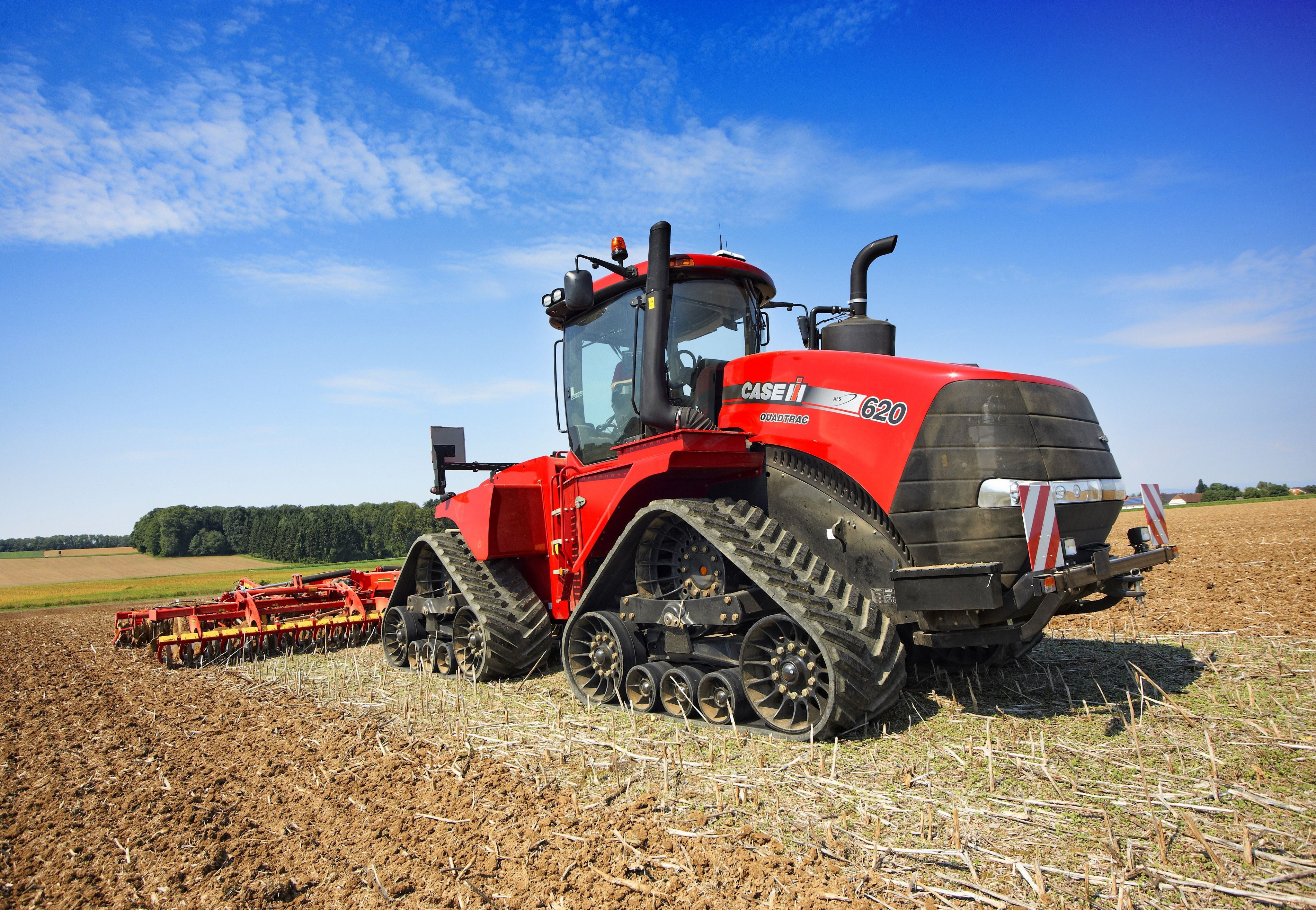 4K Case IH Quadtrac 620 Tractor in Field HD Wallpaper