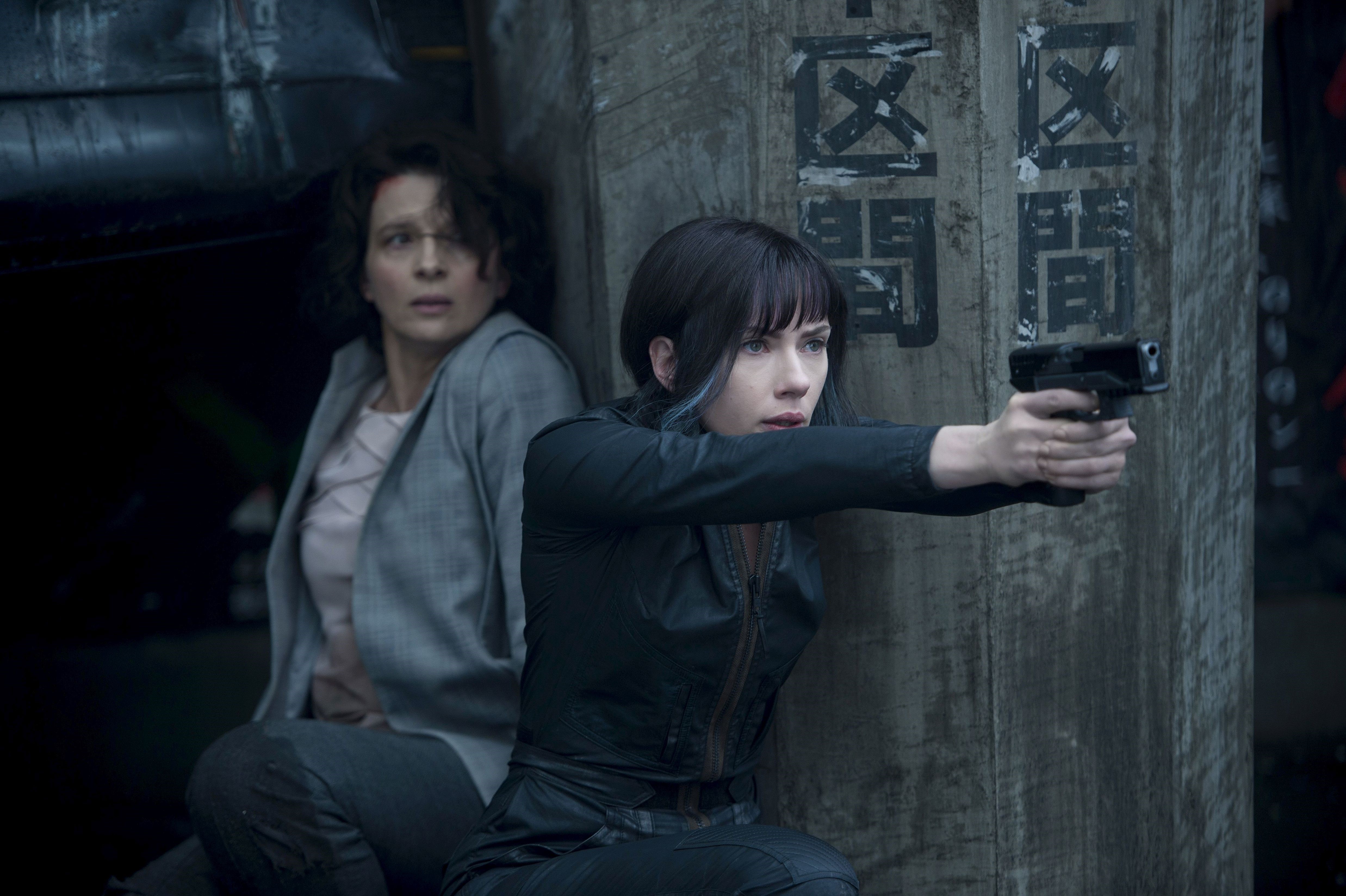 Scarlett Johansson from Ghost in the Shell 2017 with pistol HD Wallpaper