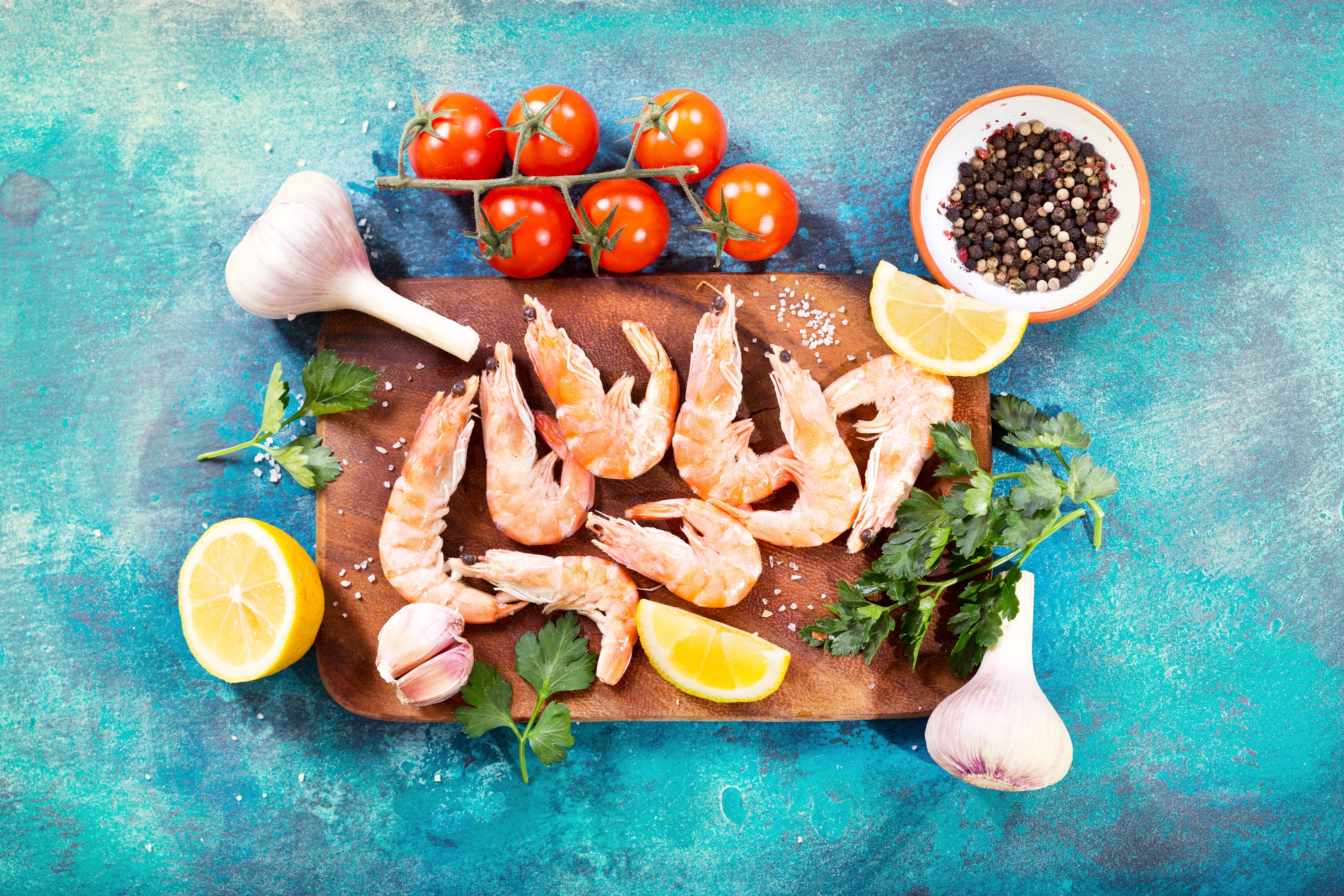 Shrimp with Tomatoes, Garlic, Lemon, and Spices HD Wallpaper
