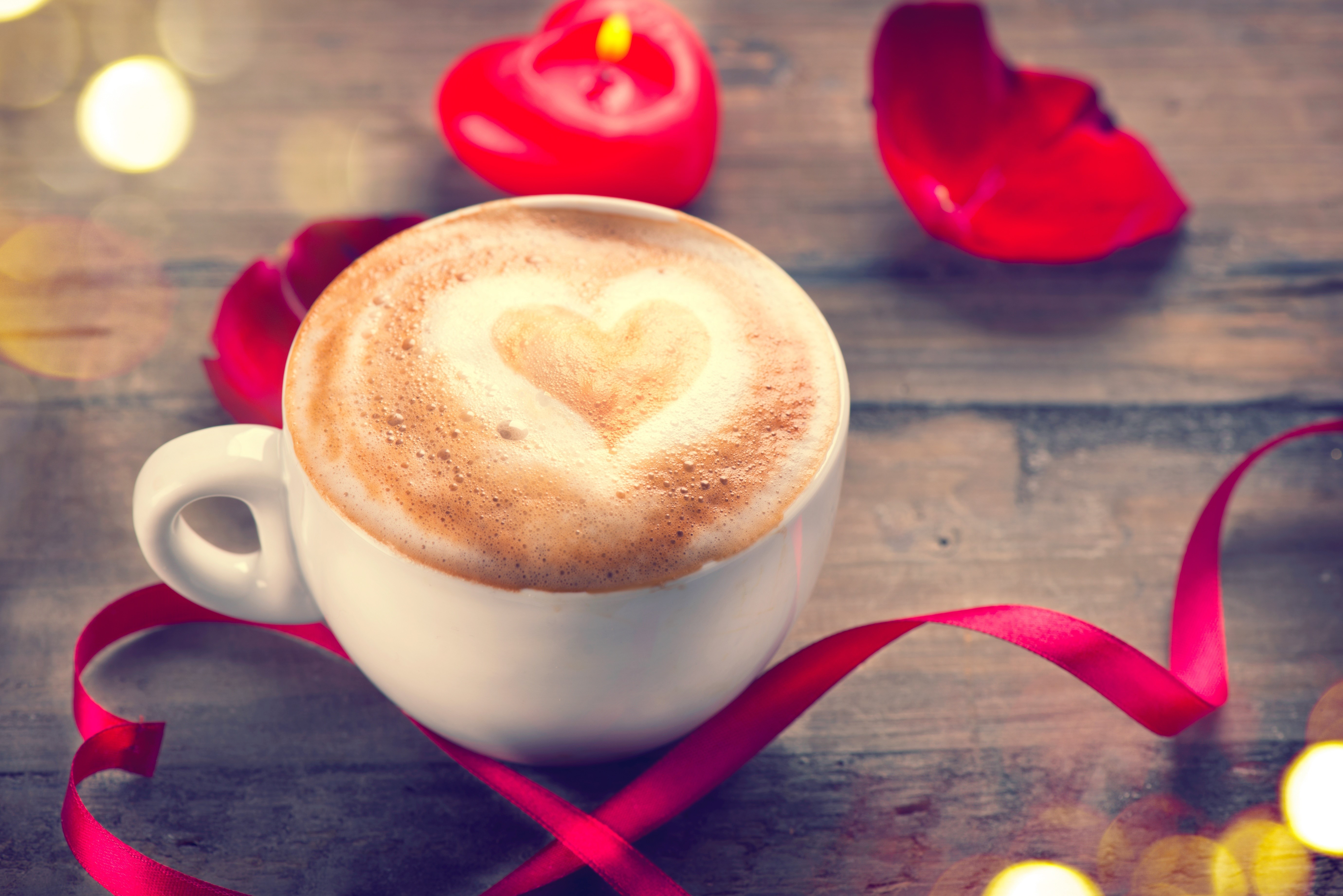 Cappuccino with heart art, Valentine's Day theme HD Wallpaper