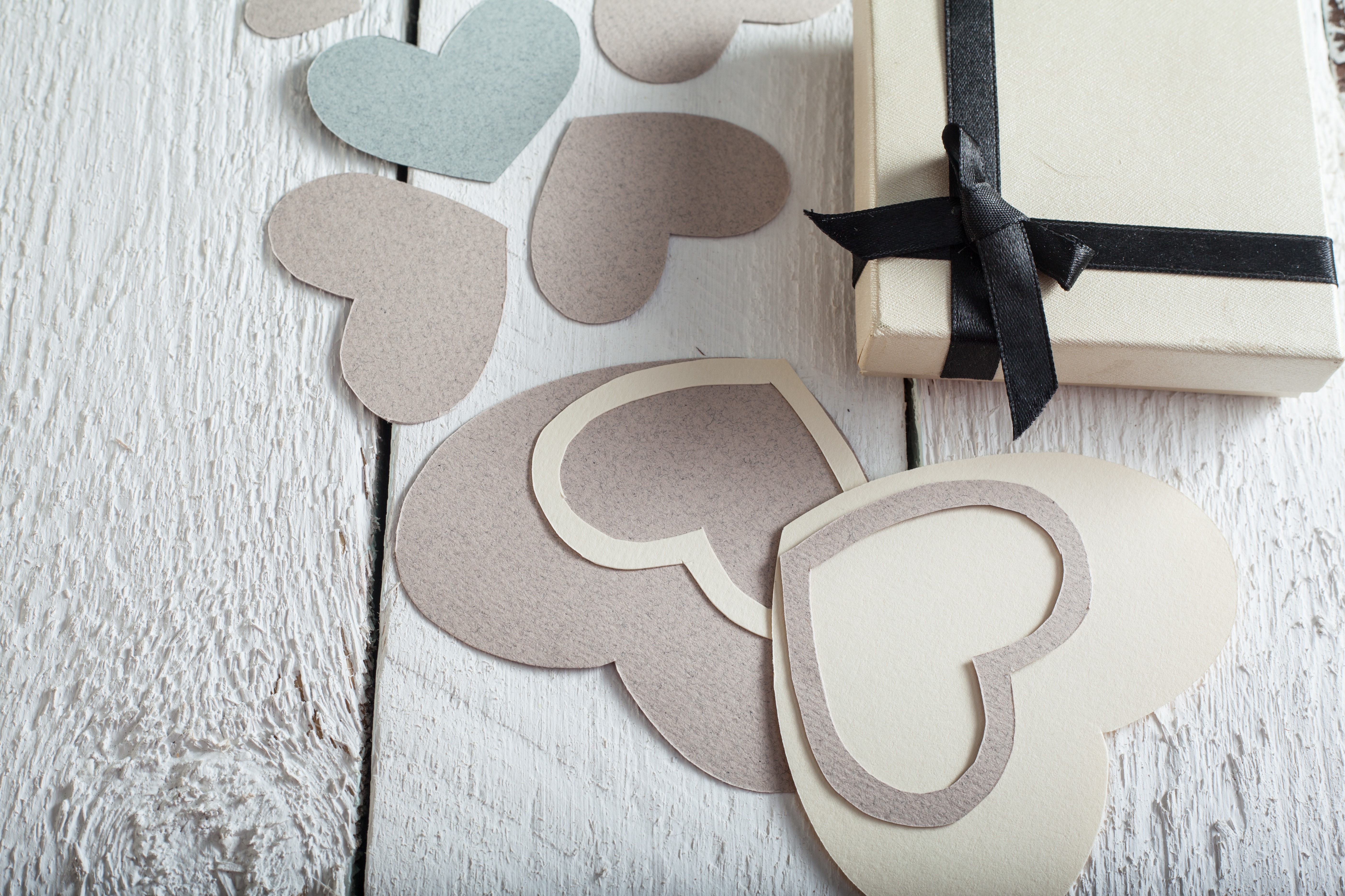 Valentine's Day gift box with hearts HD Wallpaper