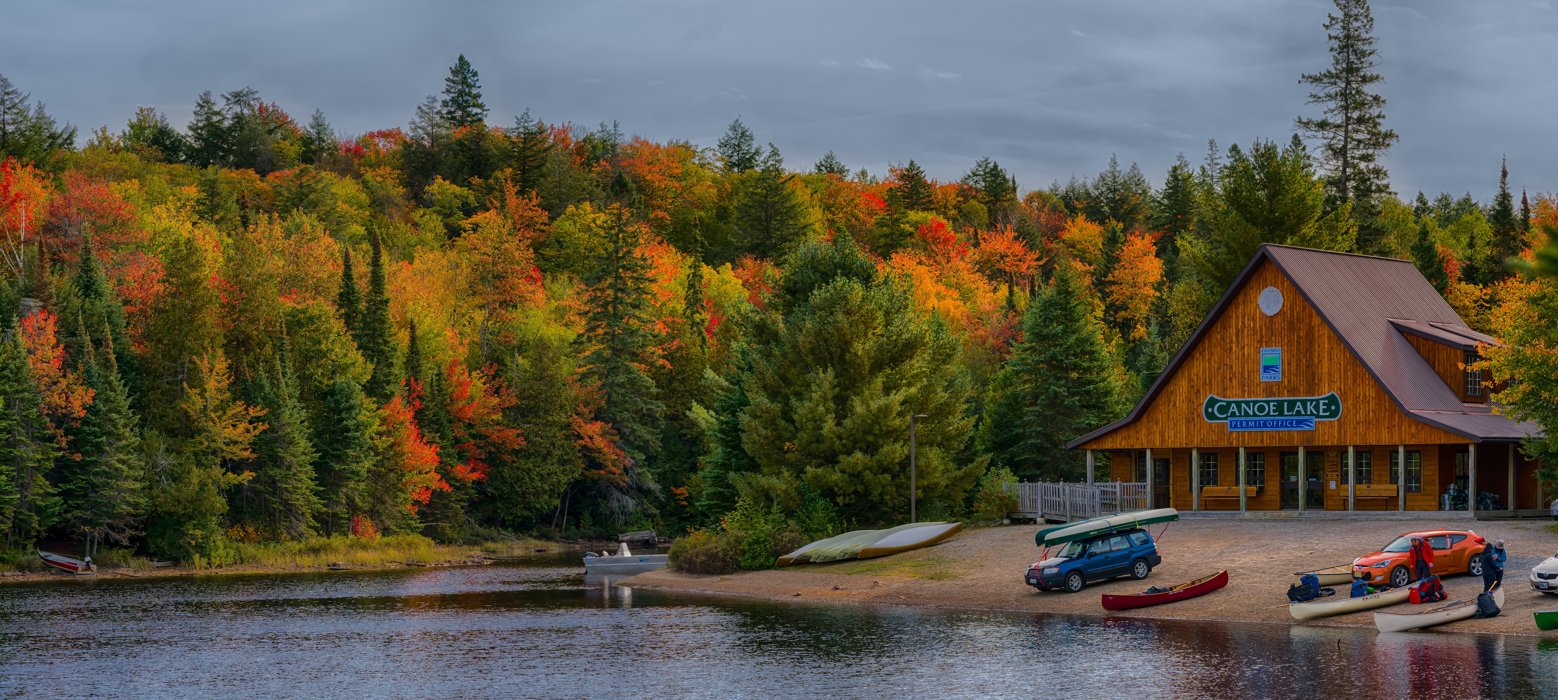 Canoe Lake Ontario Canada Autumn Forest and Building HD Wallpaper